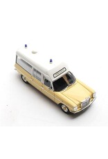 Mercedes-Benz Mercedes-Benz V114 "Visser Ambulance" (1968-73)Westerbaan Dedemsvaart
