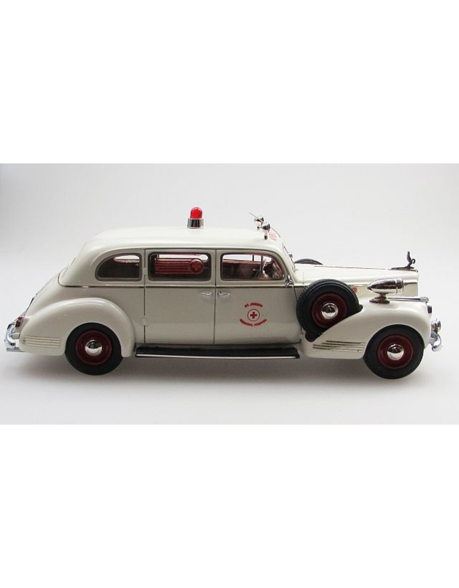 Packard by Henney Packard 160(1942)sedan Ambulance by Henney(white/red)