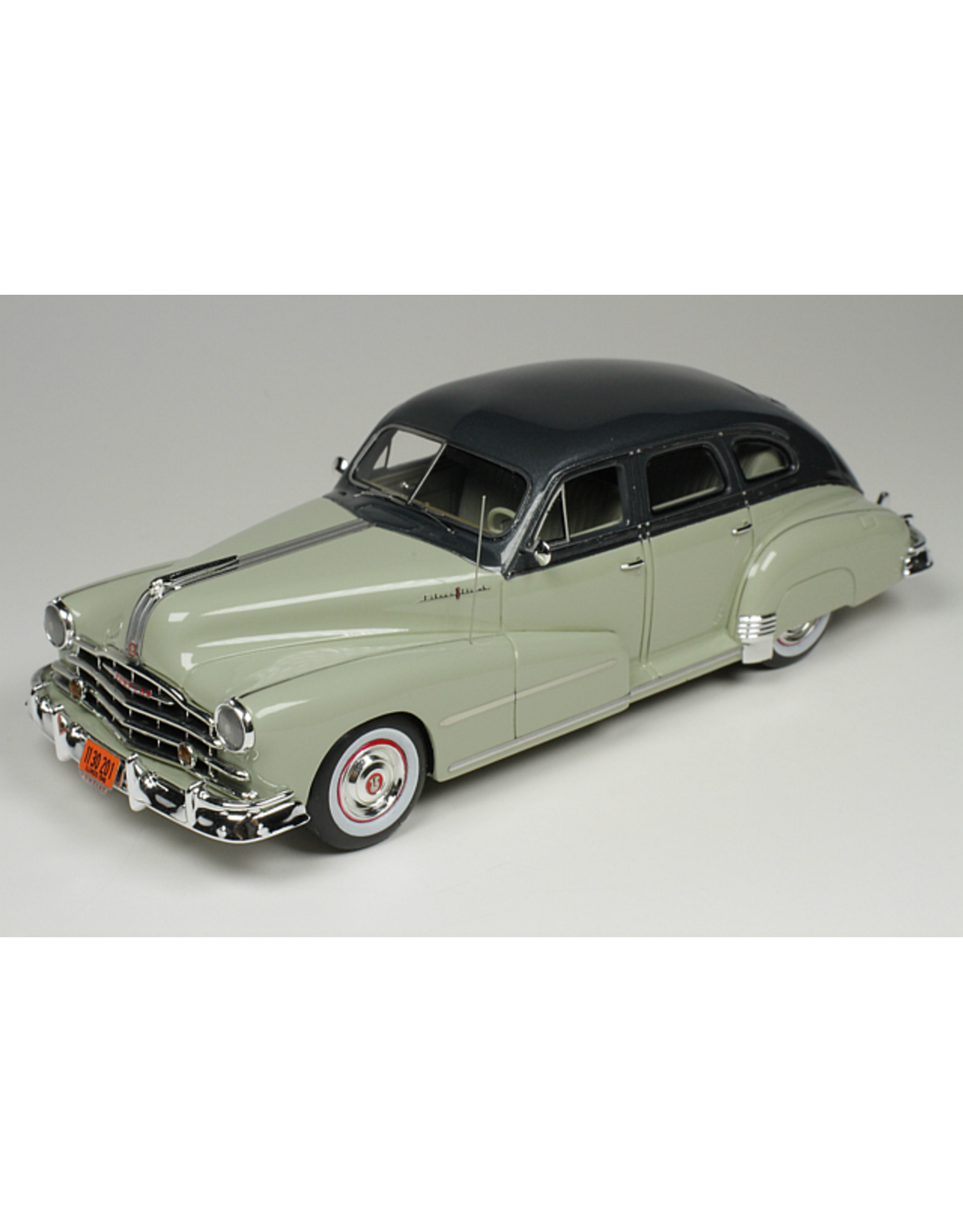 Pontiac Pontiac Silver Streak 4-door sedan(1948)Oyster grey