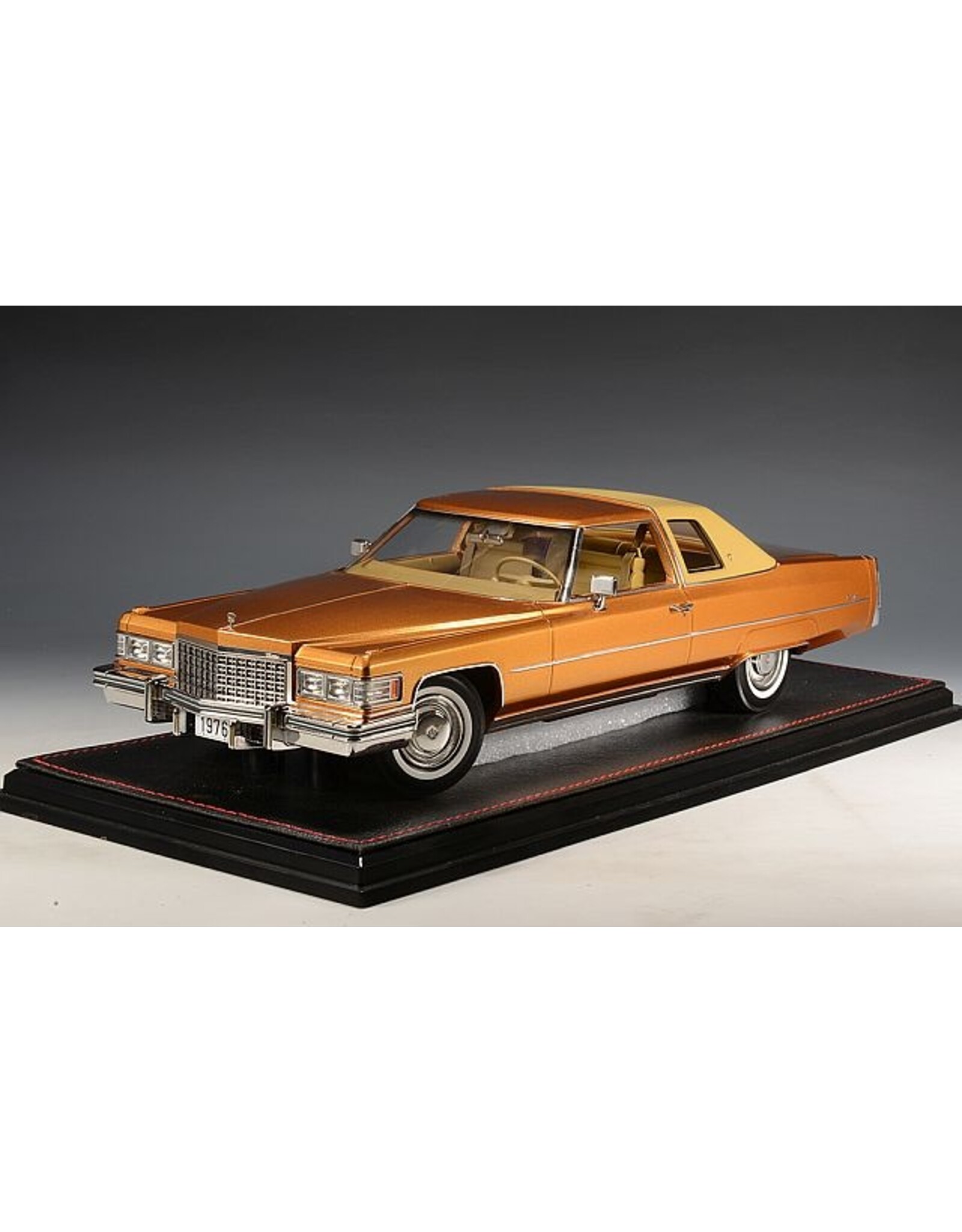 Cadillac(General Motors) Cadillac Coupé DeVille(1976)amberlite firemist