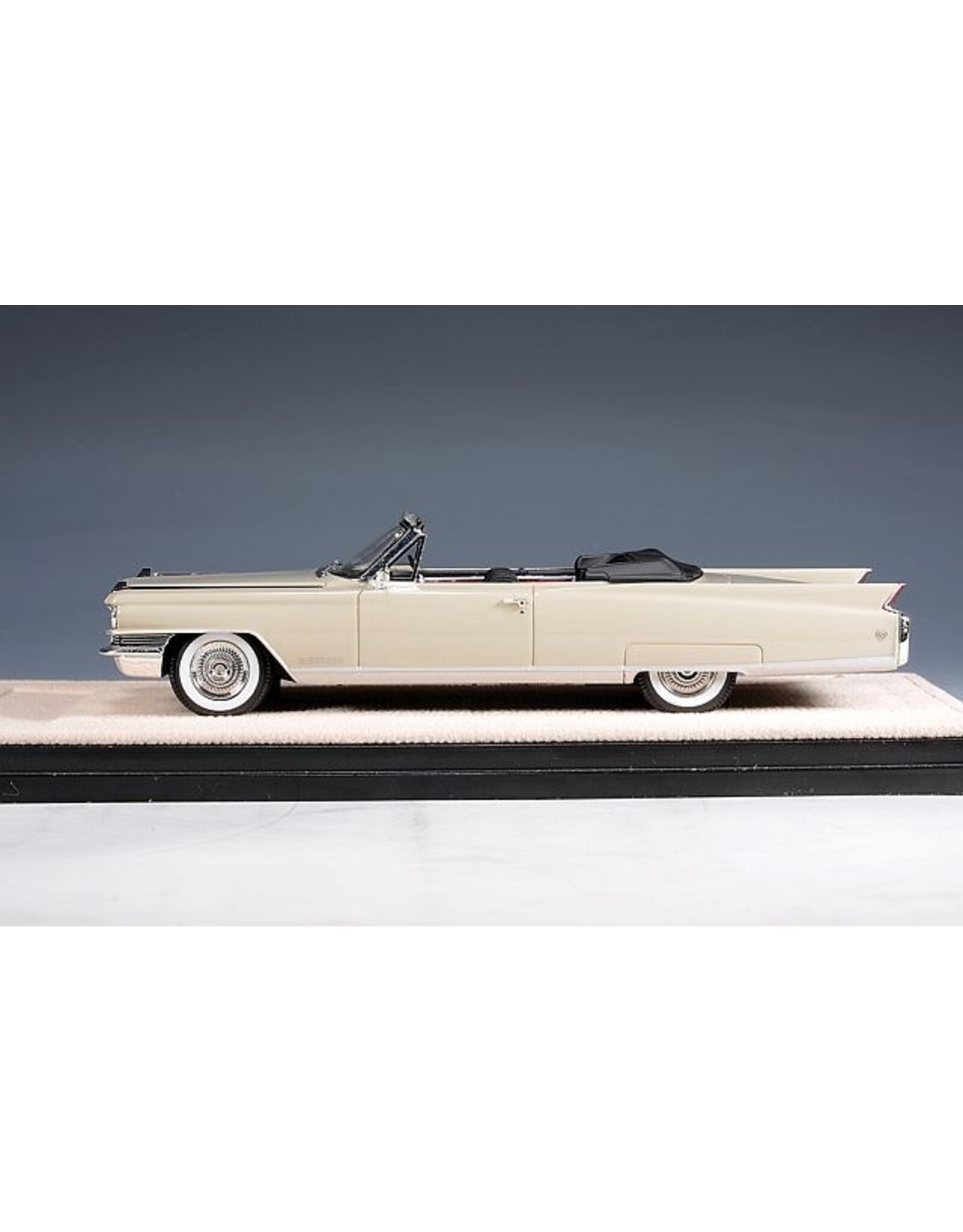 Cadillac(General Motors) Cadillac Eldorado Biarritz(1963)open roof(Bahama sand)