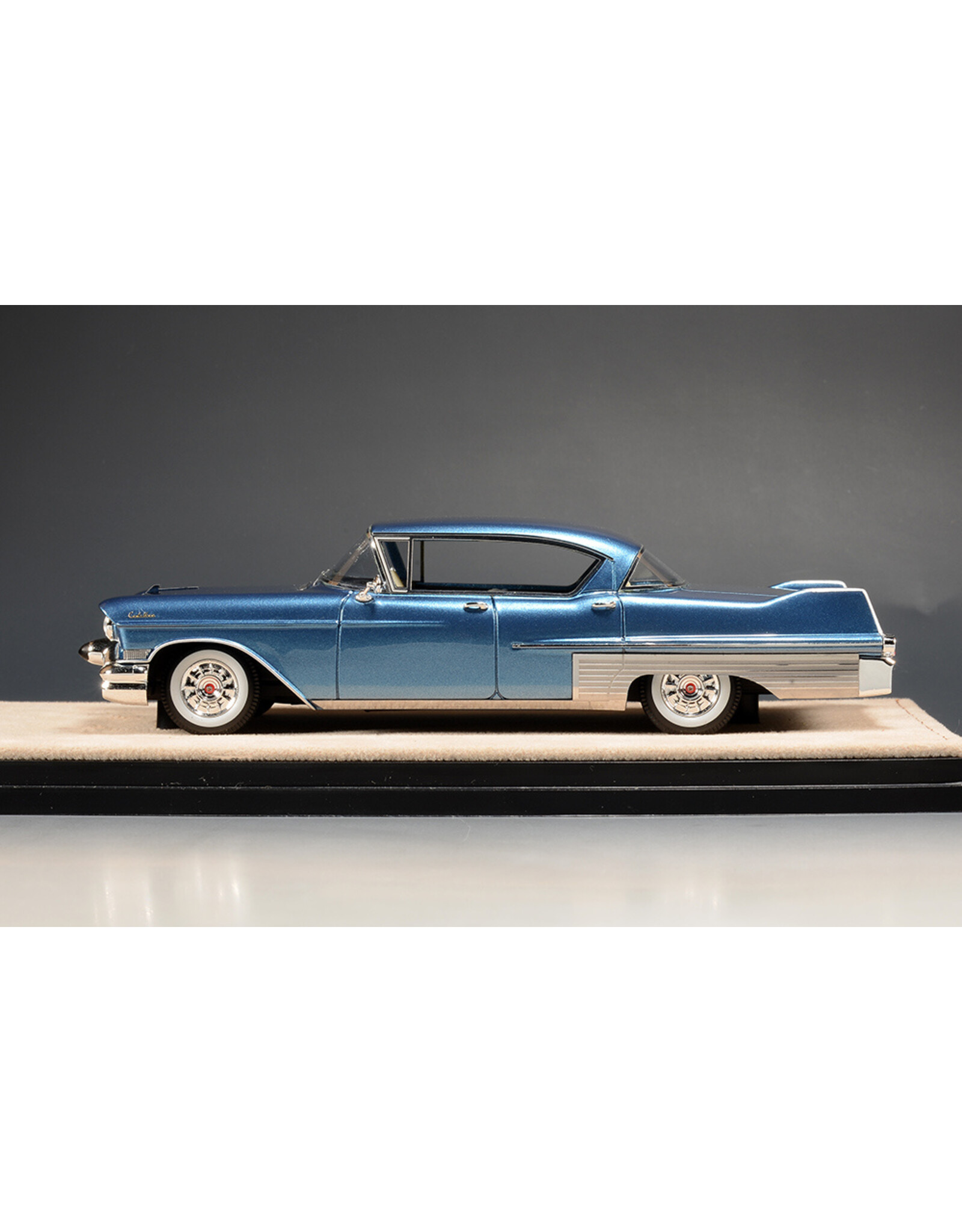 Cadillac(General Motors) Cadillac Fleetwood 60 Special(1957)Bahama blue metallic