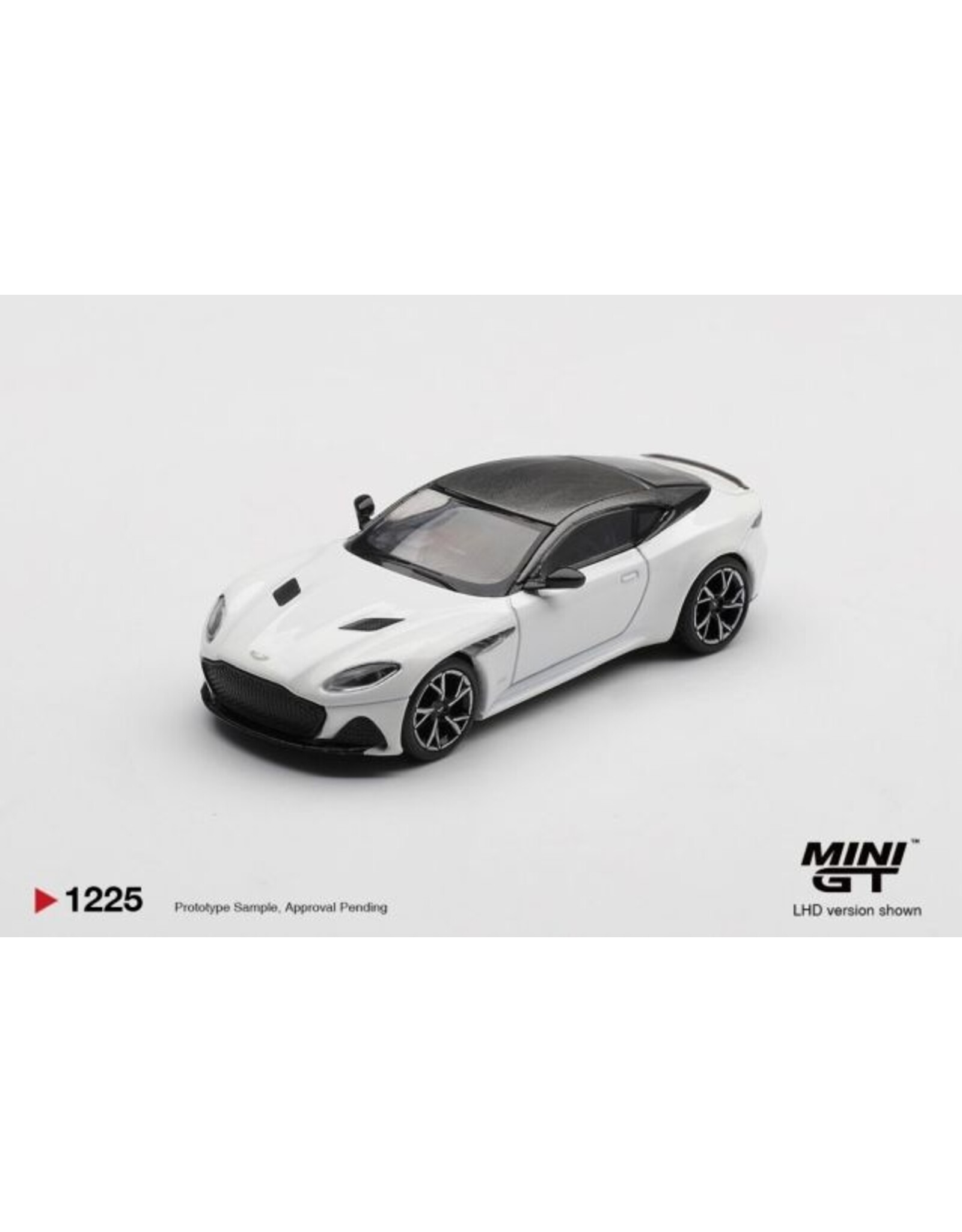 Aston Martin Aston Martin DBS(2024)Stratus white