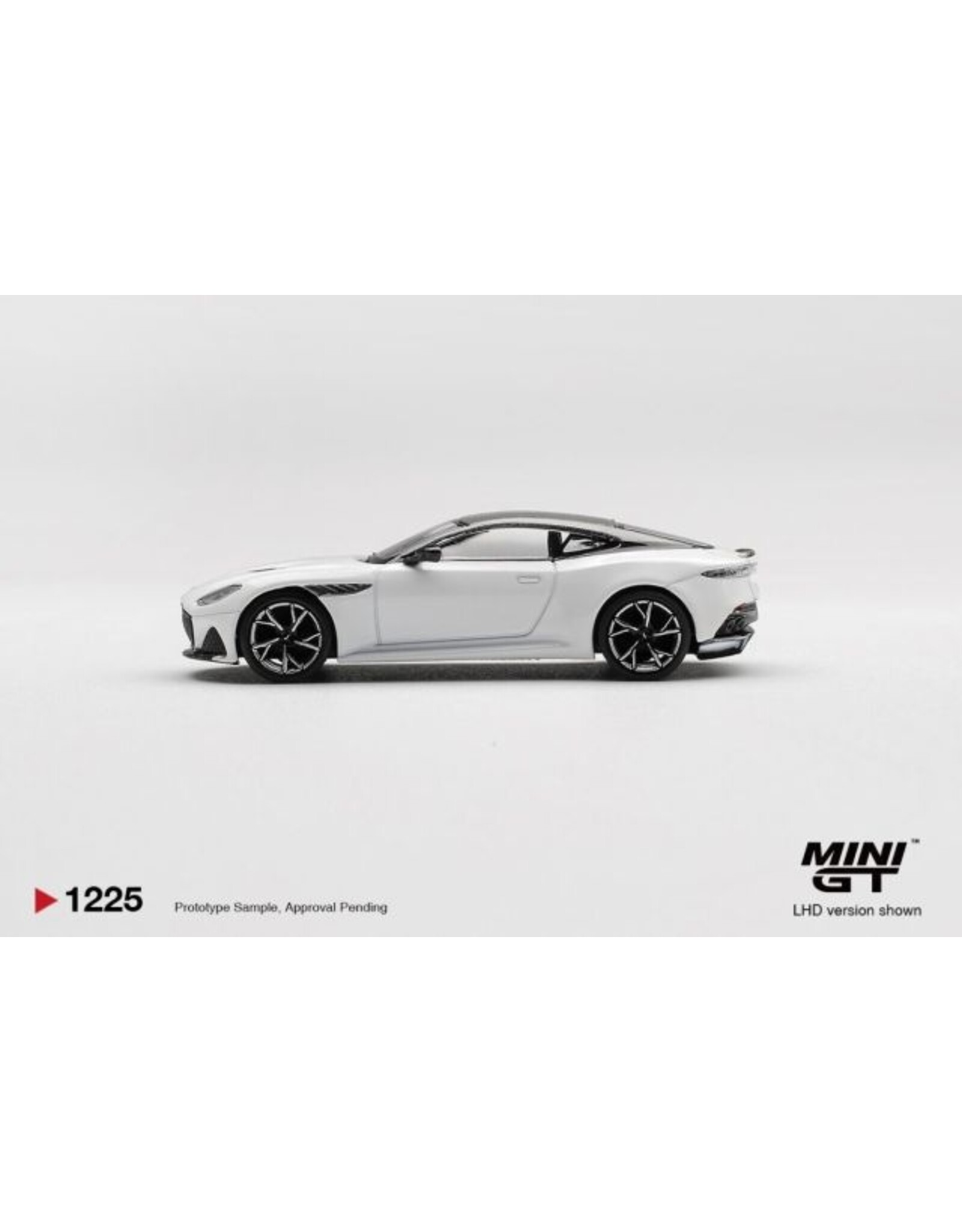 Aston Martin Aston Martin DBS(2024)Stratus white