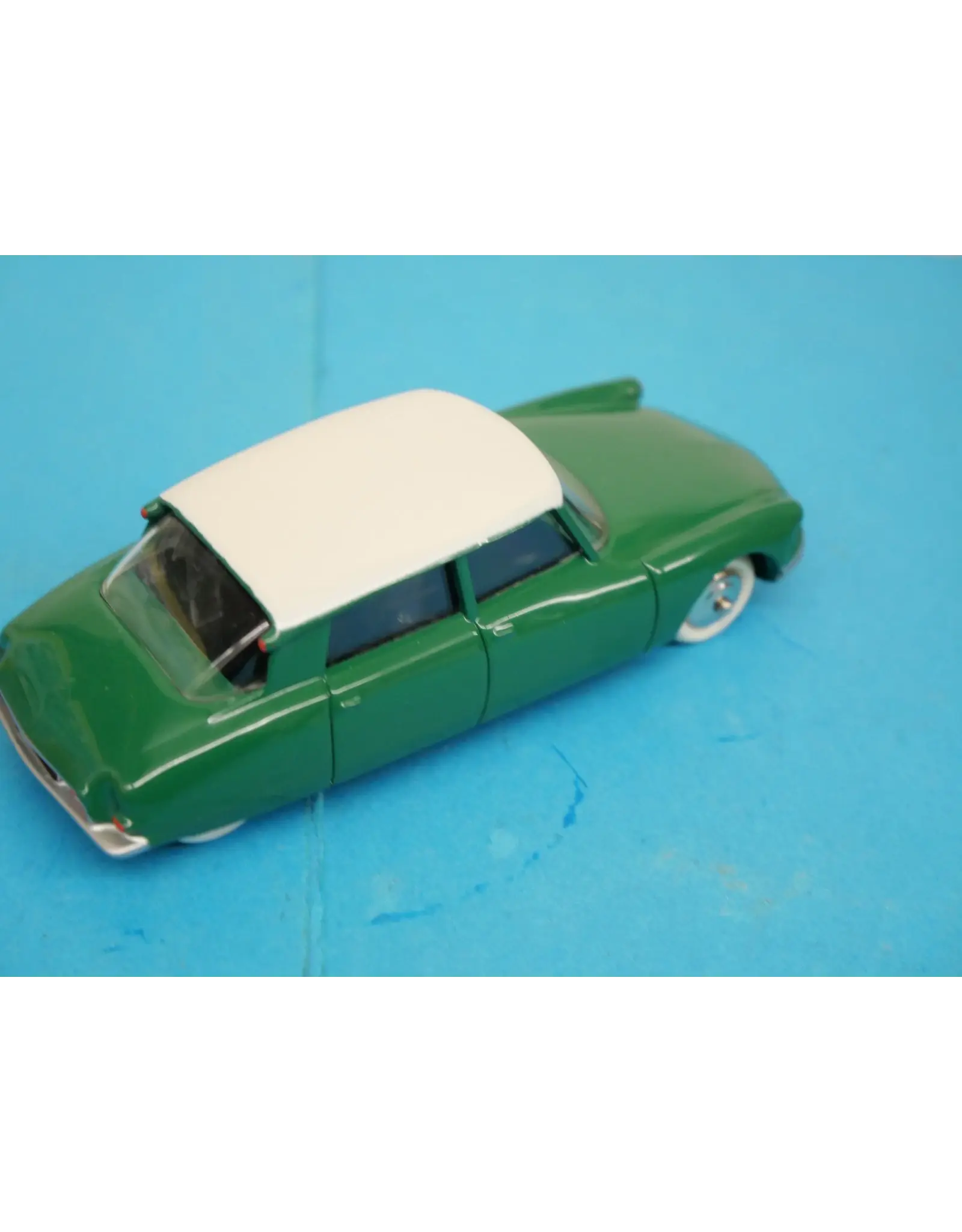 Citroën Citroën DS 19(avec pare-brise,lunette et glaces