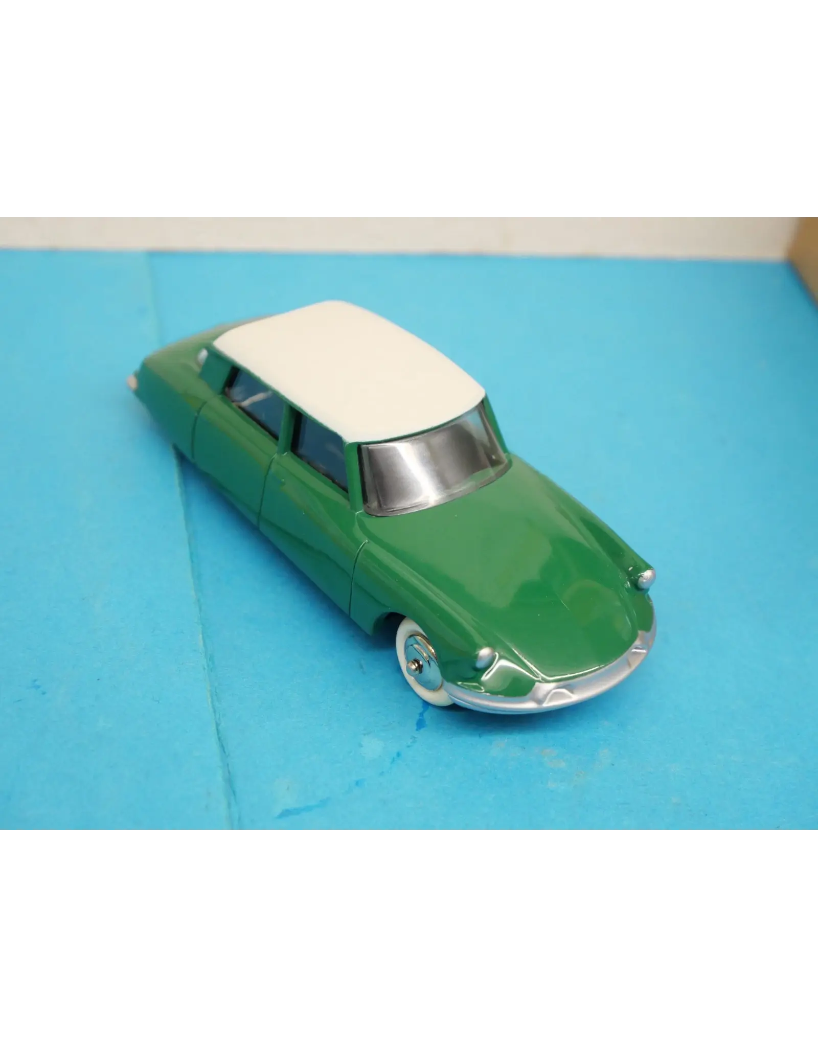 Citroën Citroën DS 19(avec pare-brise,lunette et glaces