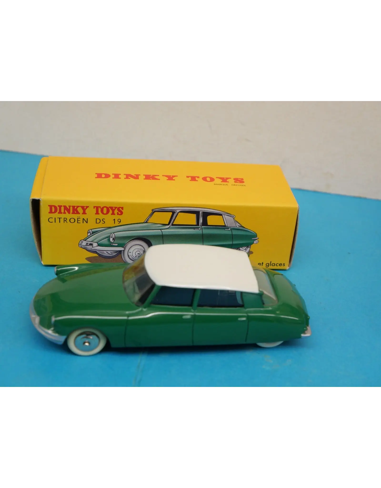 Citroën Citroën DS 19(avec pare-brise,lunette et glaces