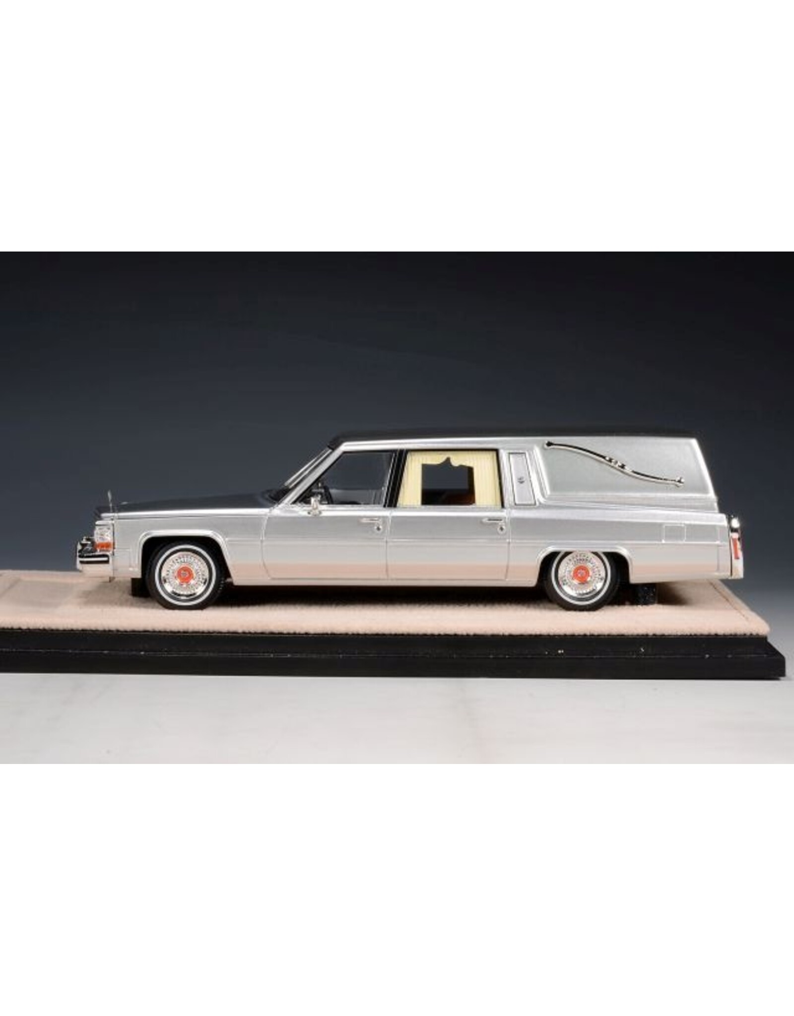Cadillac by Superior Coach Corporation Cadillac Superior Hearse(1980)silver