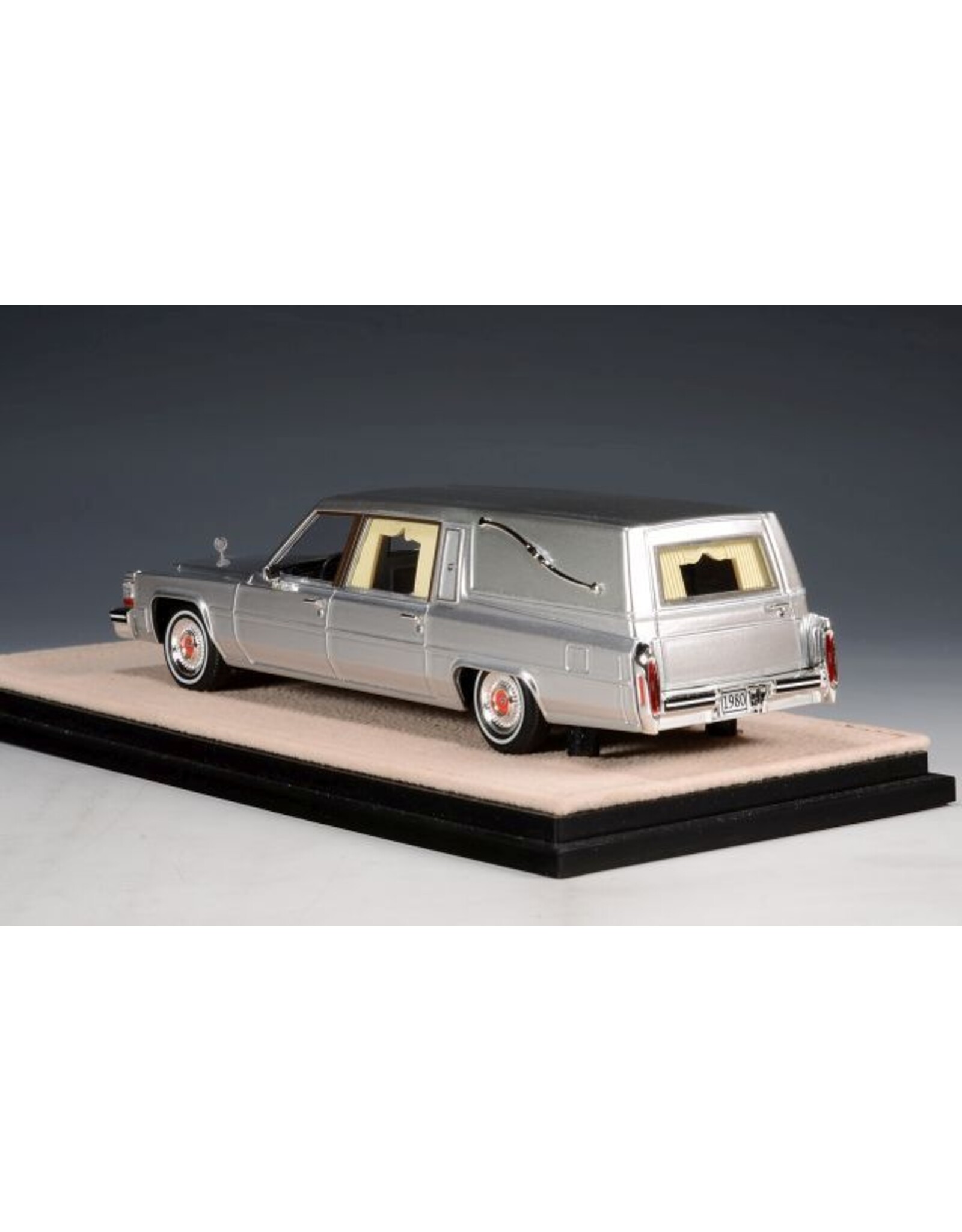 Cadillac by Superior Coach Corporation Cadillac Superior Hearse(1980)silver
