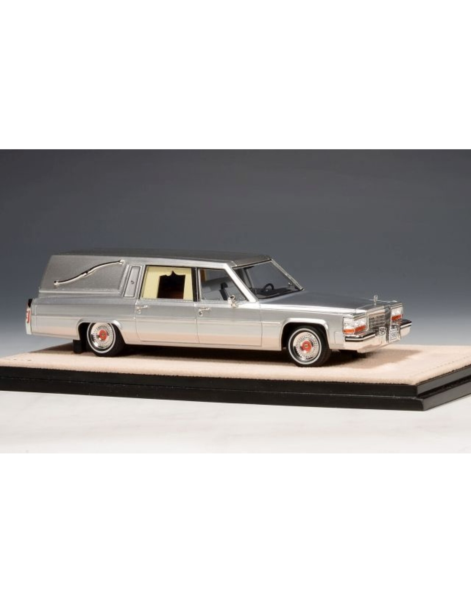 Cadillac by Superior Coach Corporation Cadillac Superior Hearse(1980)silver