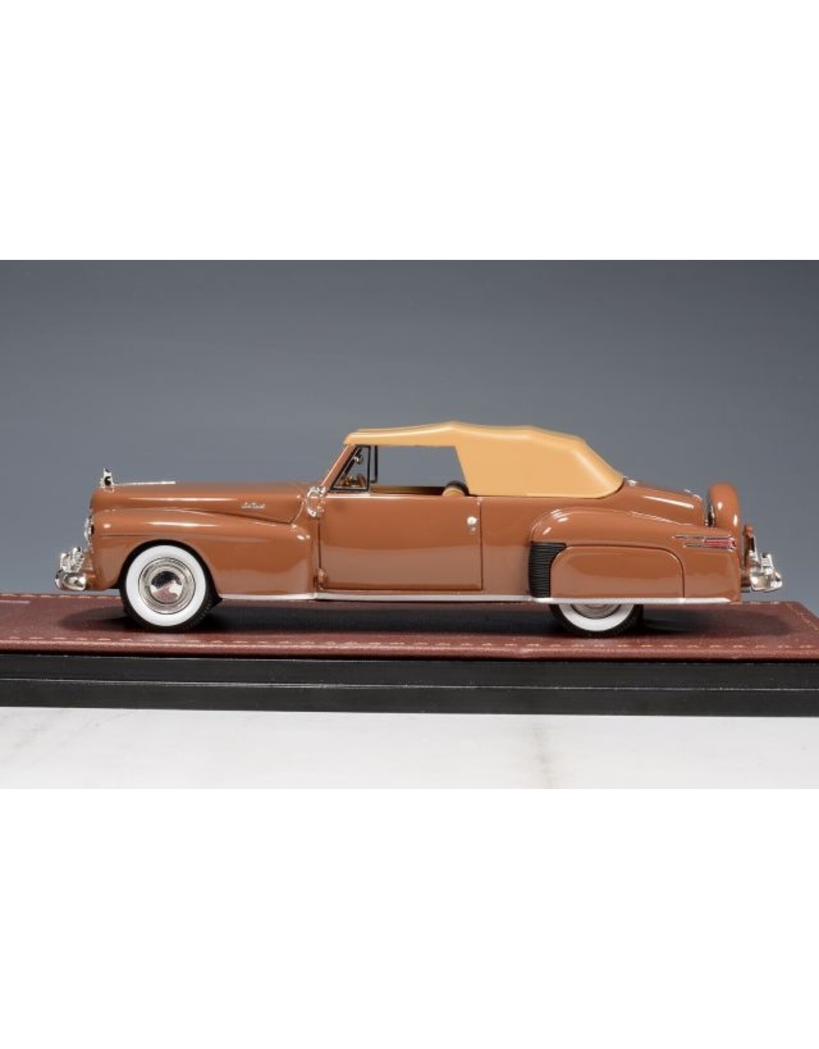 Lincoln Lincoln Continental cabriolet(1942)closed roof(Chetwyn beige)
