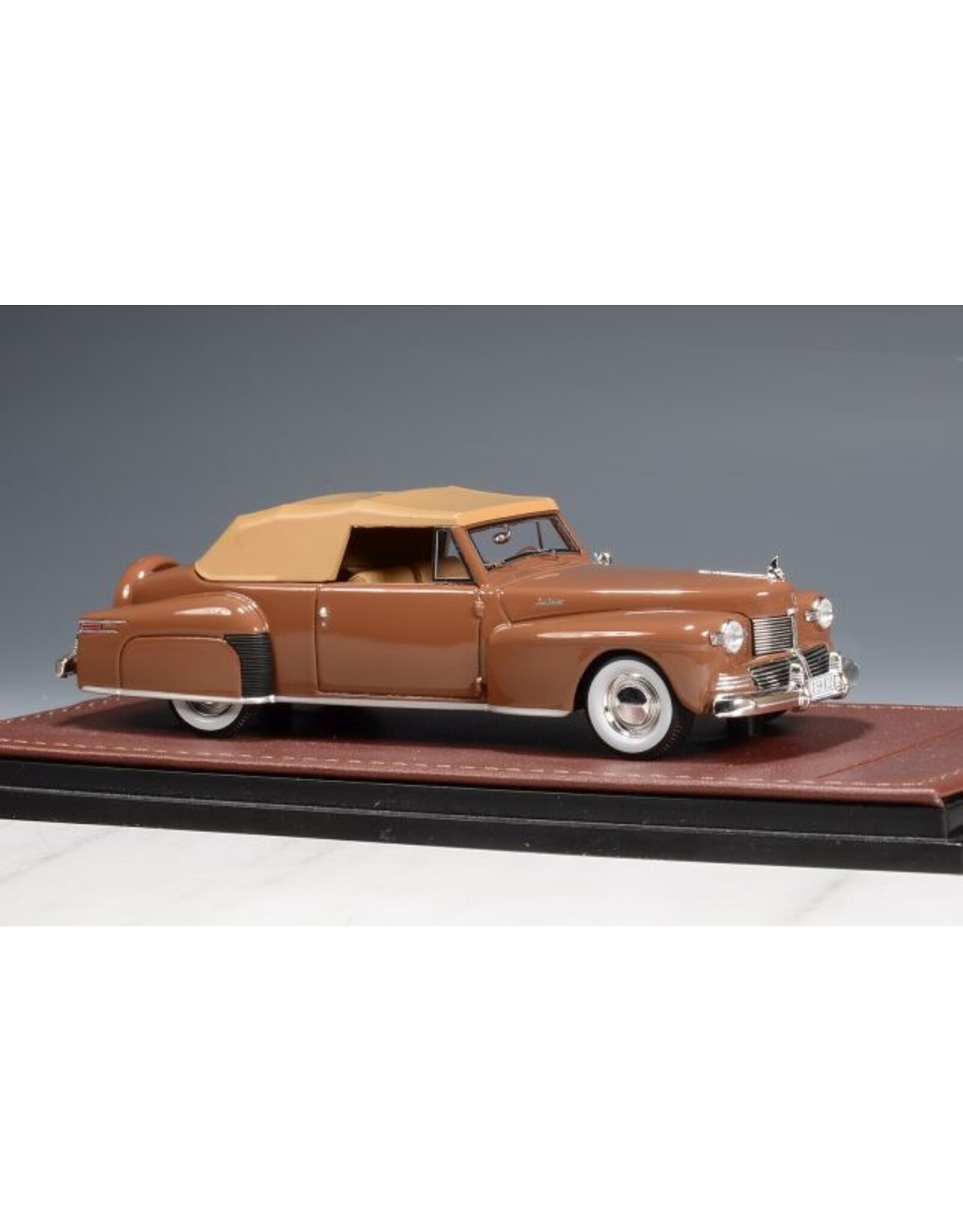 Lincoln Lincoln Continental cabriolet(1942)closed roof(Chetwyn beige)