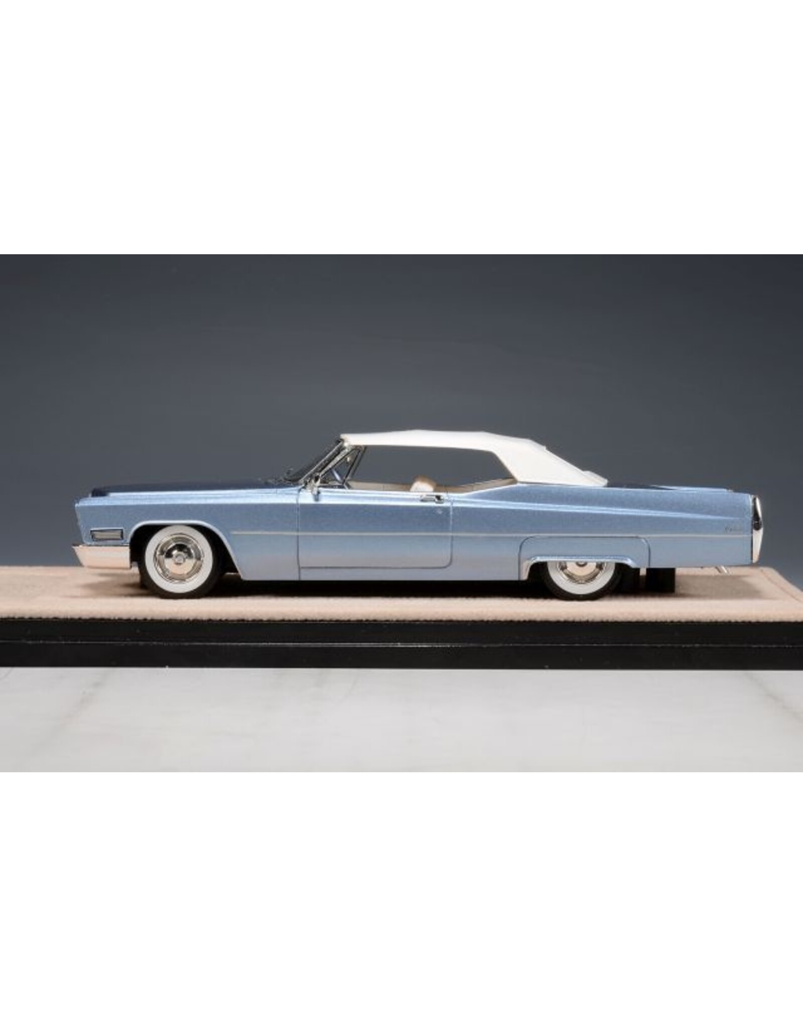 Cadillac(General Motors) Cadillac de Ville convertible(1967)closed roof(Marina blue metallic)