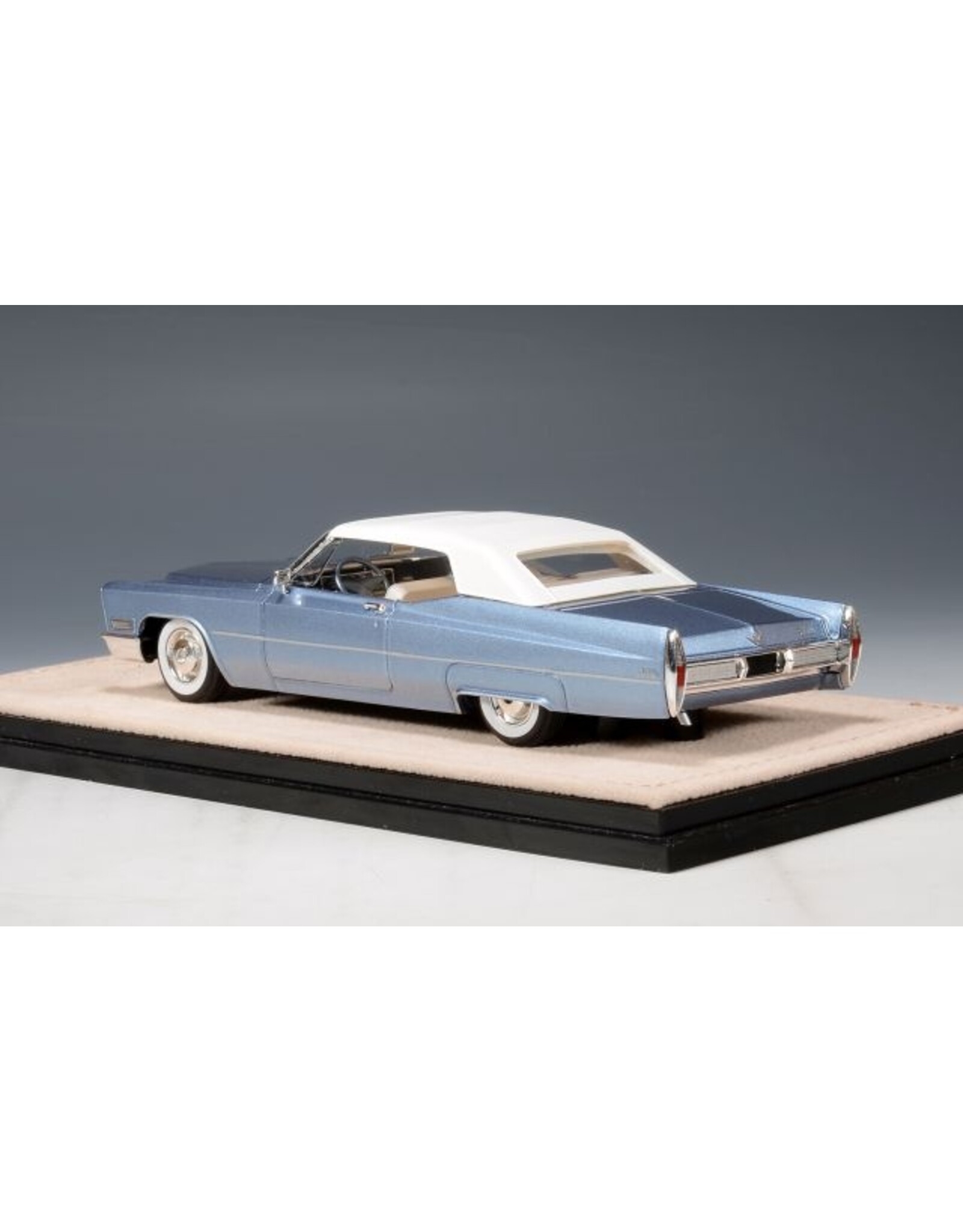Cadillac(General Motors) Cadillac de Ville convertible(1967)closed roof(Marina blue metallic)