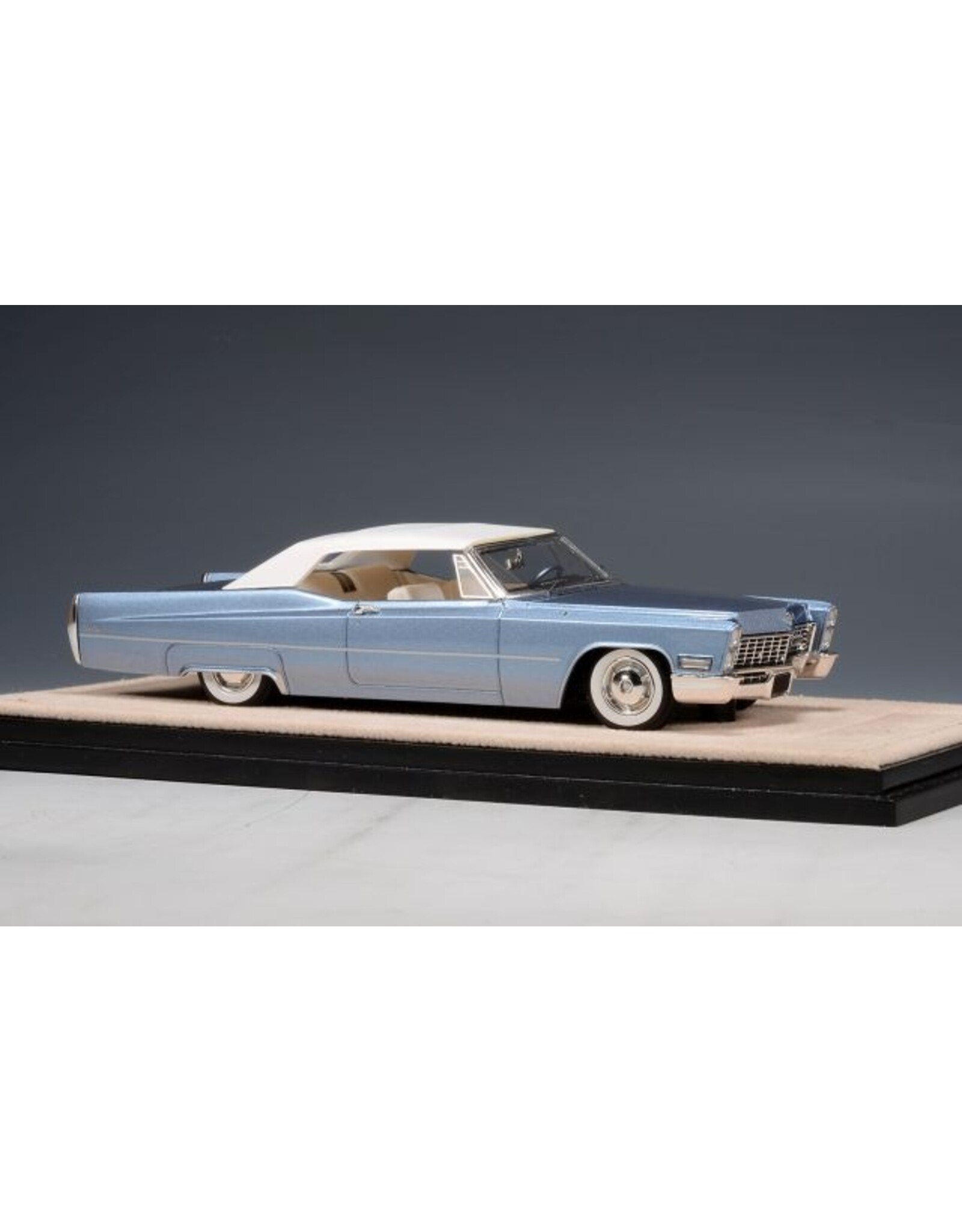 Cadillac(General Motors) Cadillac de Ville convertible(1967)closed roof(Marina blue metallic)