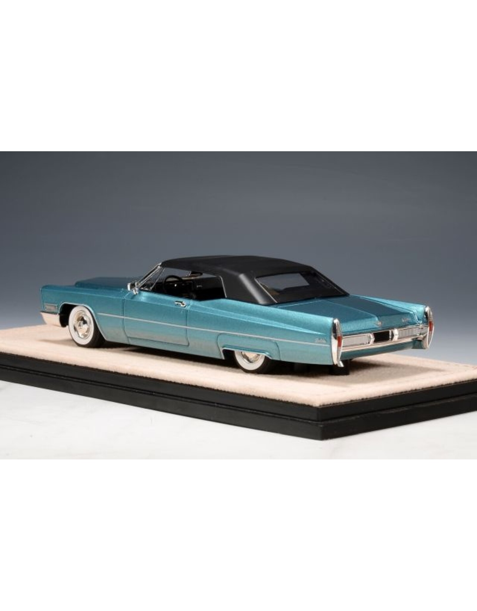 Cadillac(General Motors) Cadillac de Ville convertible(1967)closed roof(Capri aqua metallic)