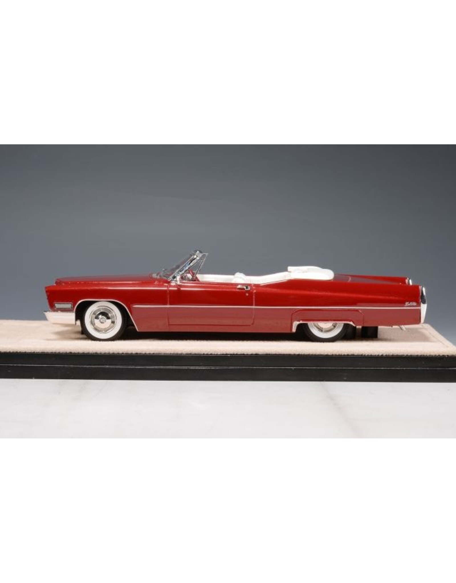 Cadillac(General Motors) Cadillac de Ville convertible(1967)open roof(Flamenco red)