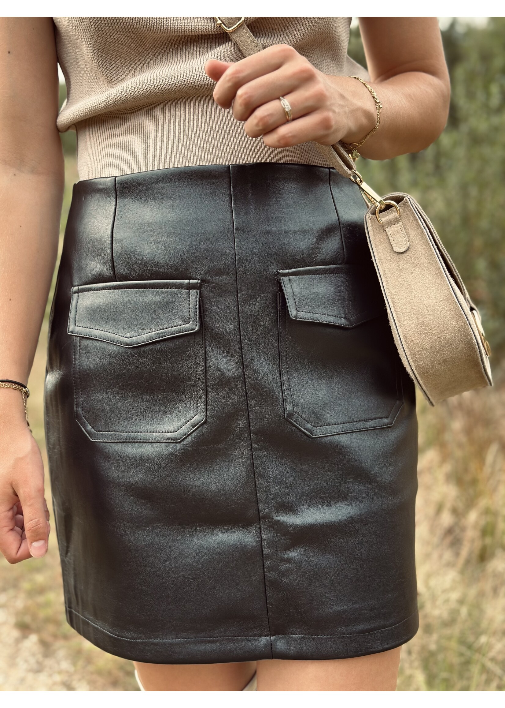 Arjanne skirt leather look black detail