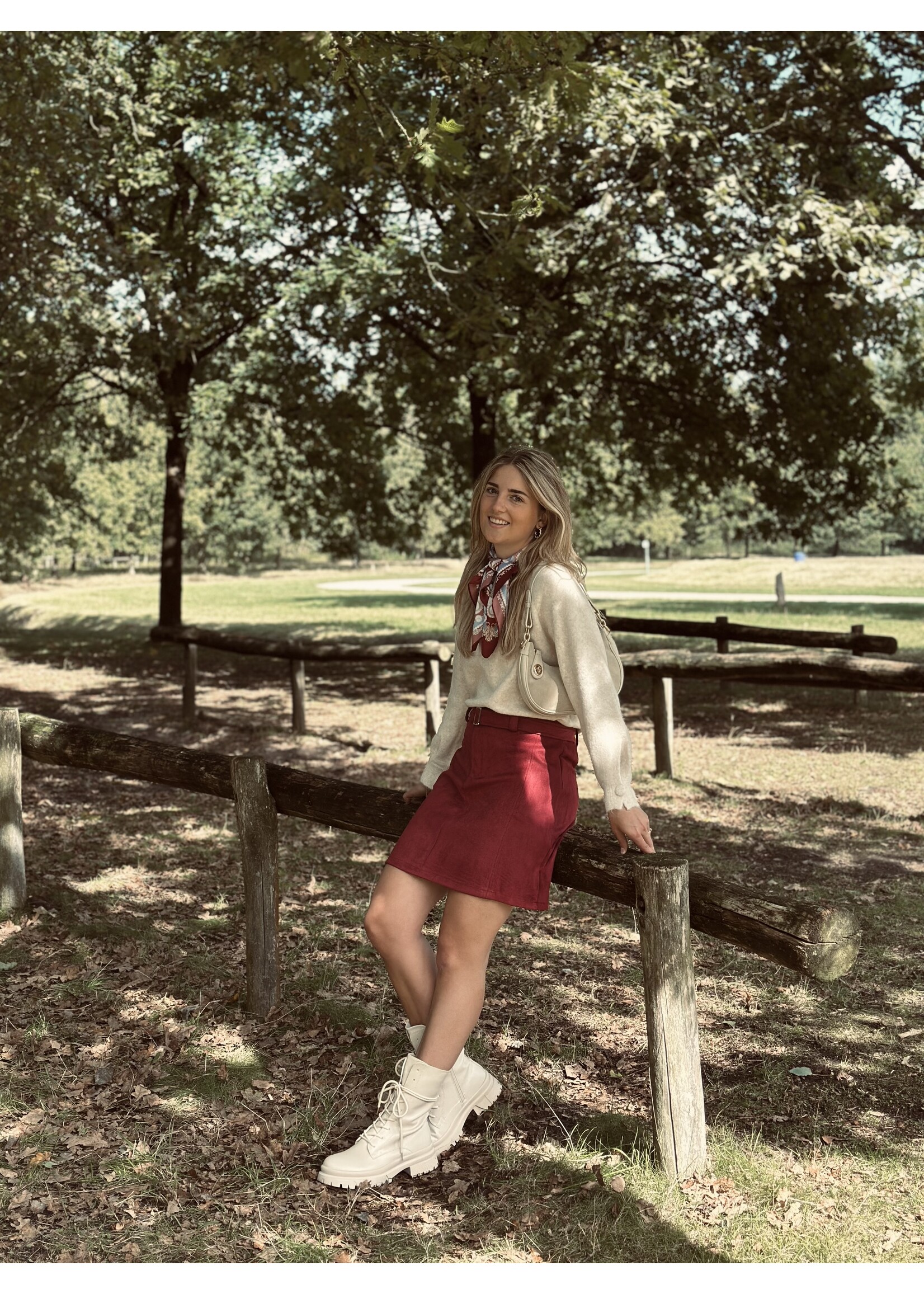 Celia suède skirt red