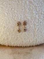 Oorbellen goudkleurig beige bloem 0495