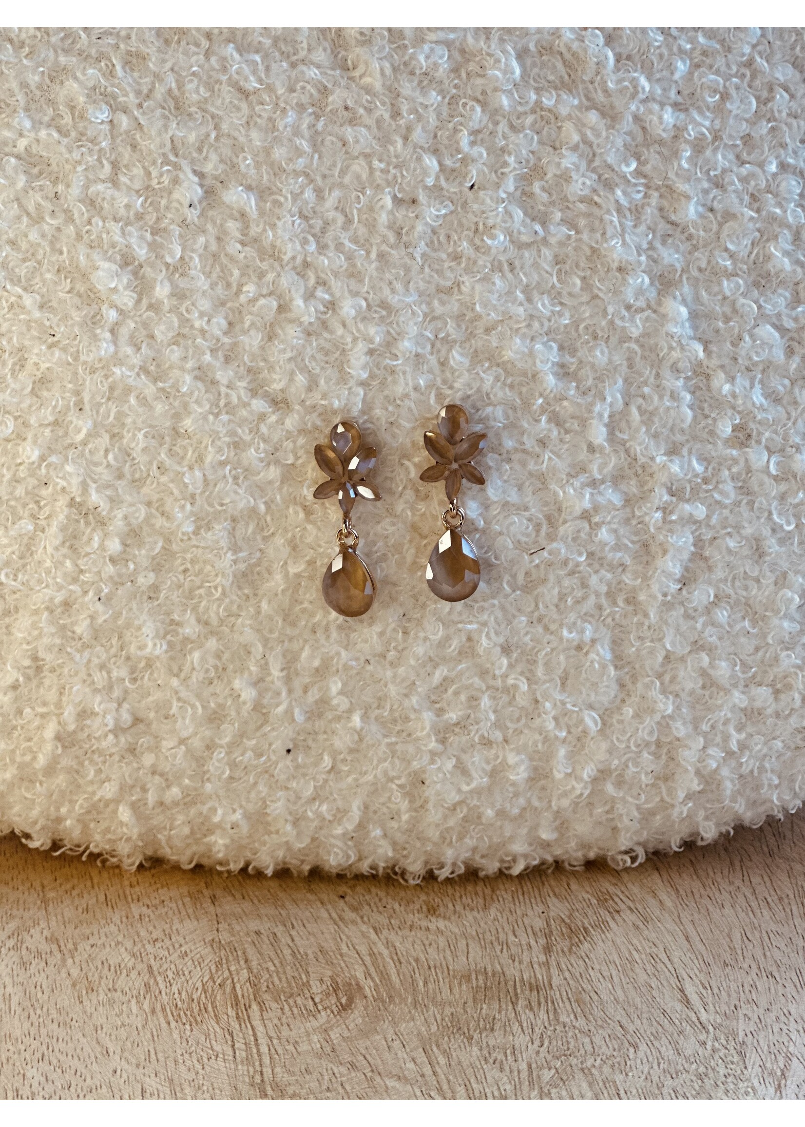 Oorbellen goudkleurig beige bloem 0495