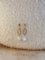 Oorbellen goudkleurig lang offwhite 0395
