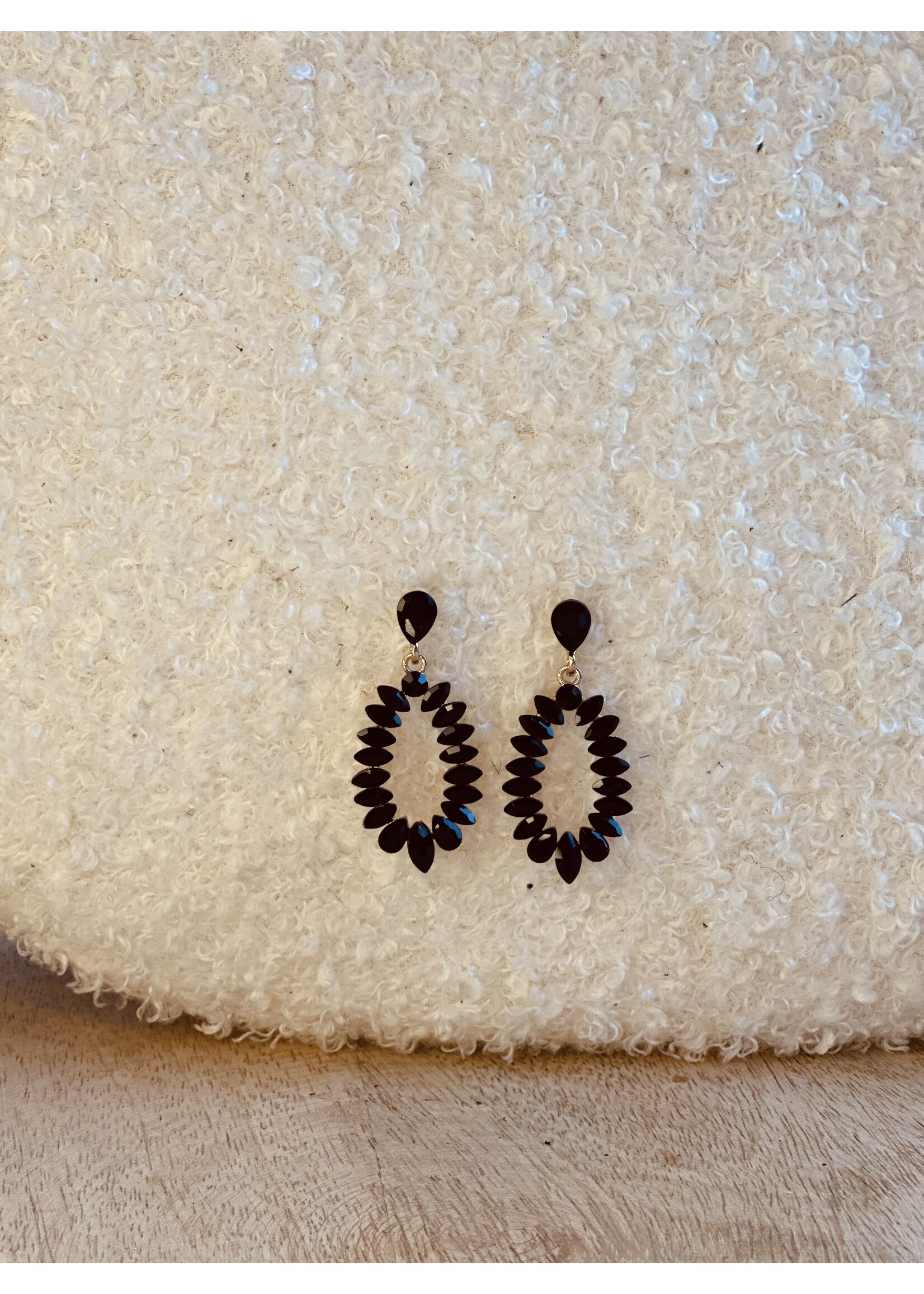 Oorbellen goudkleurig zwarte diamantjes 0495