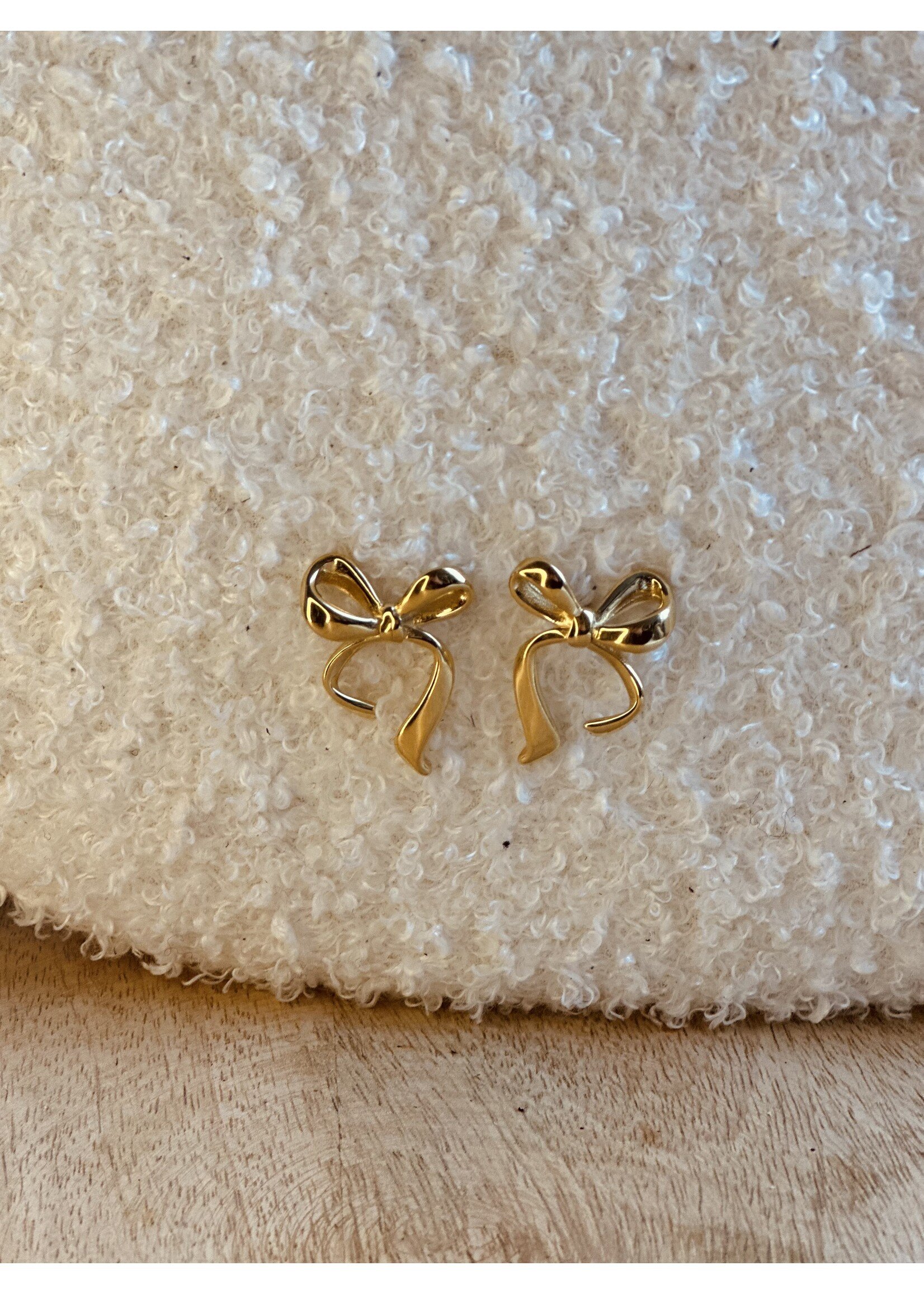 Oorbellen goudkleurig strikje 0495