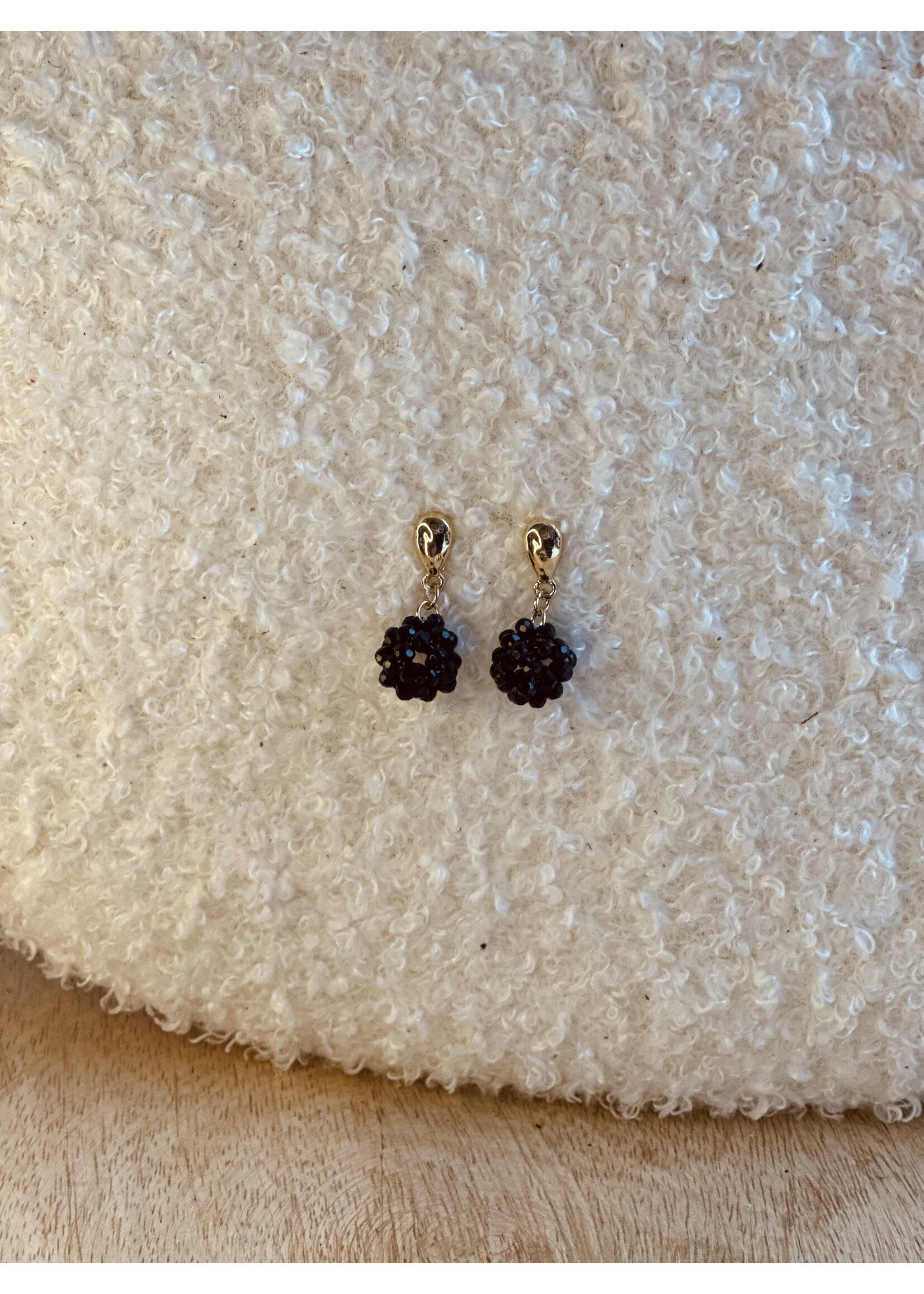 Oorbellen goudkleurig zwart glitter bolletje 0395