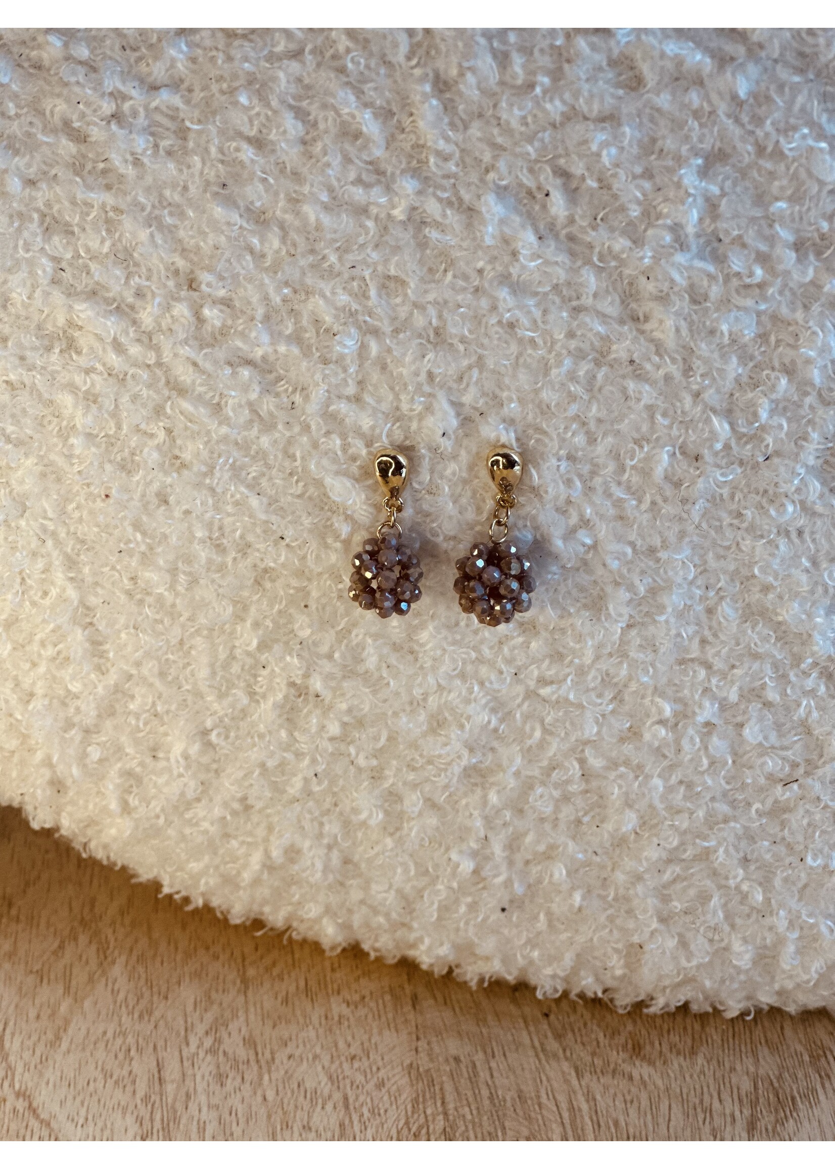 Oorbellen goudkleurig beige glitter bolletje 0395