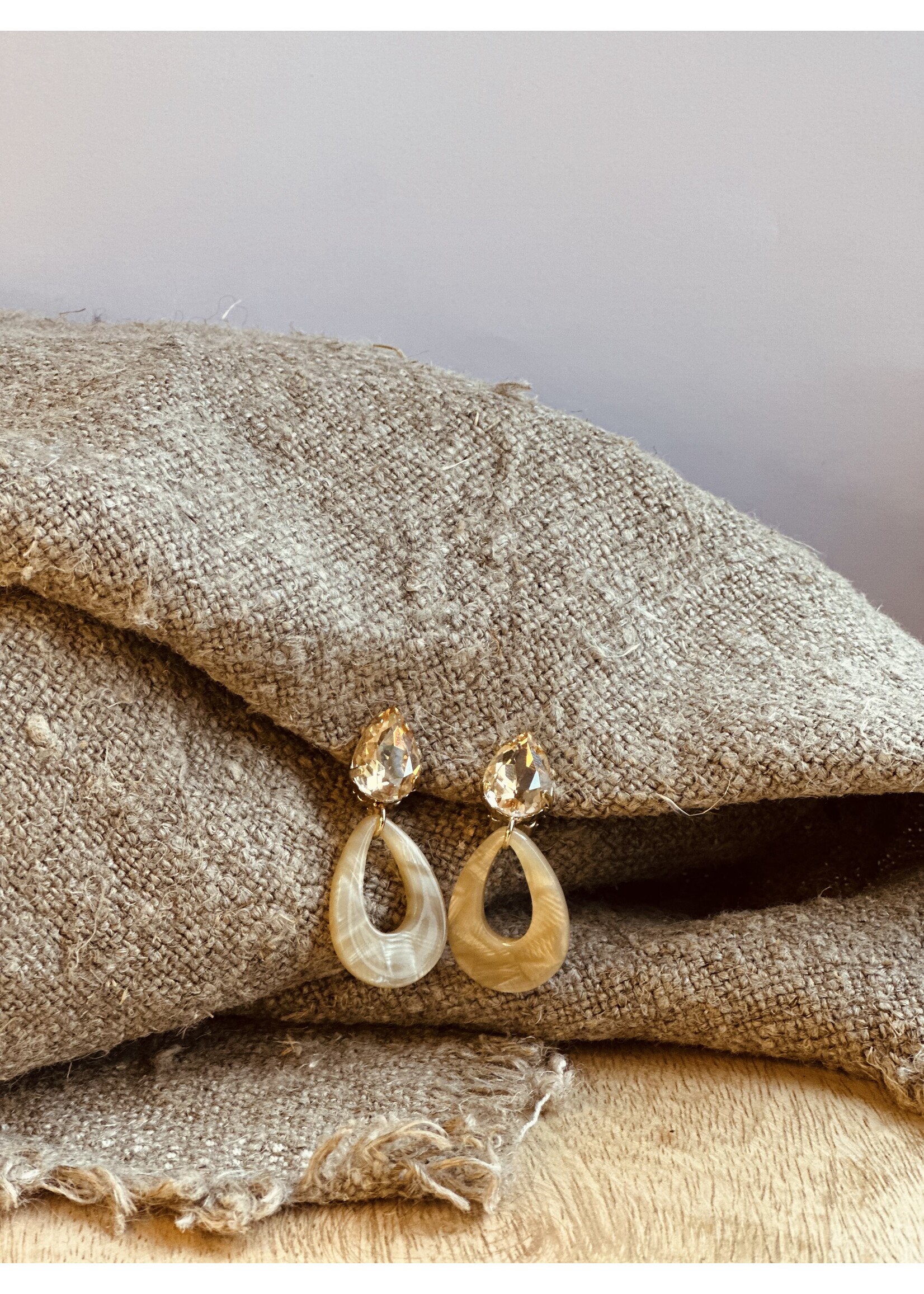 Oorbellen goudkleurig/beige 0495