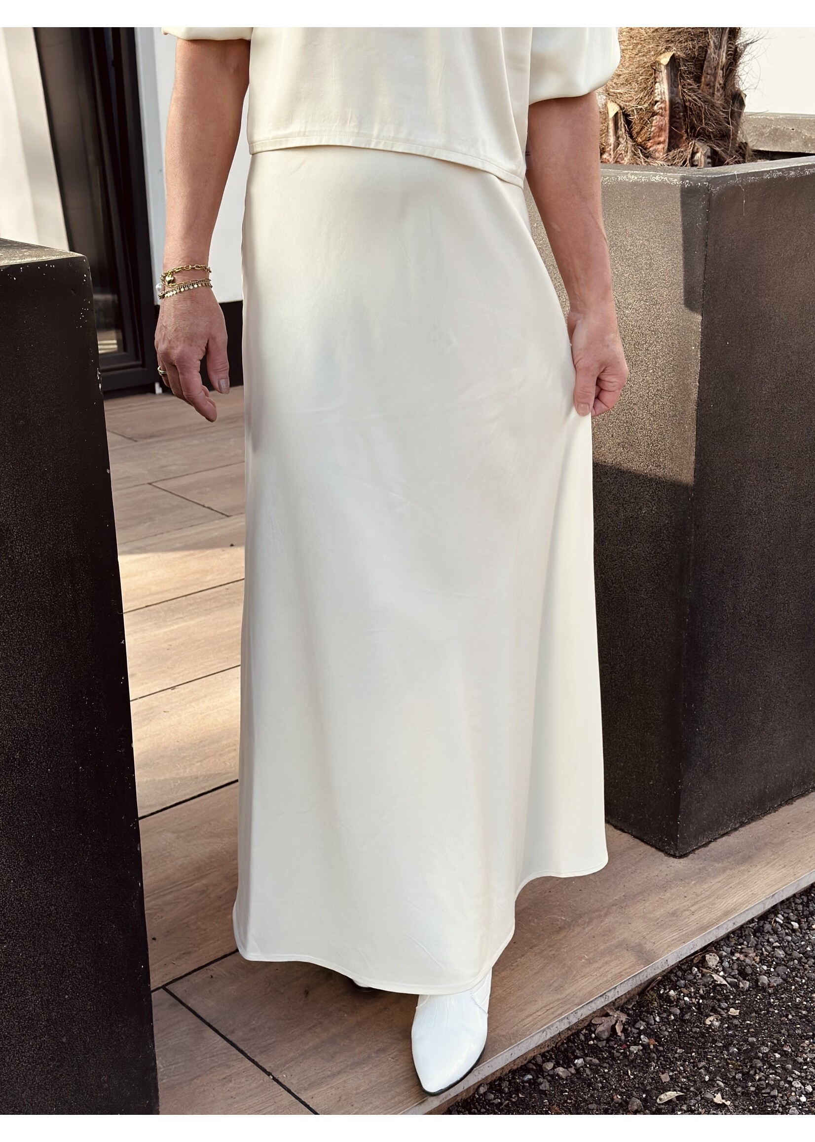ACCENTIL Accentil Sofie long satin skirt offwhite