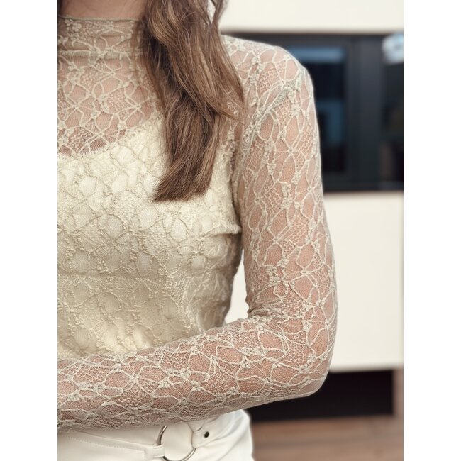 Emara broderie top green