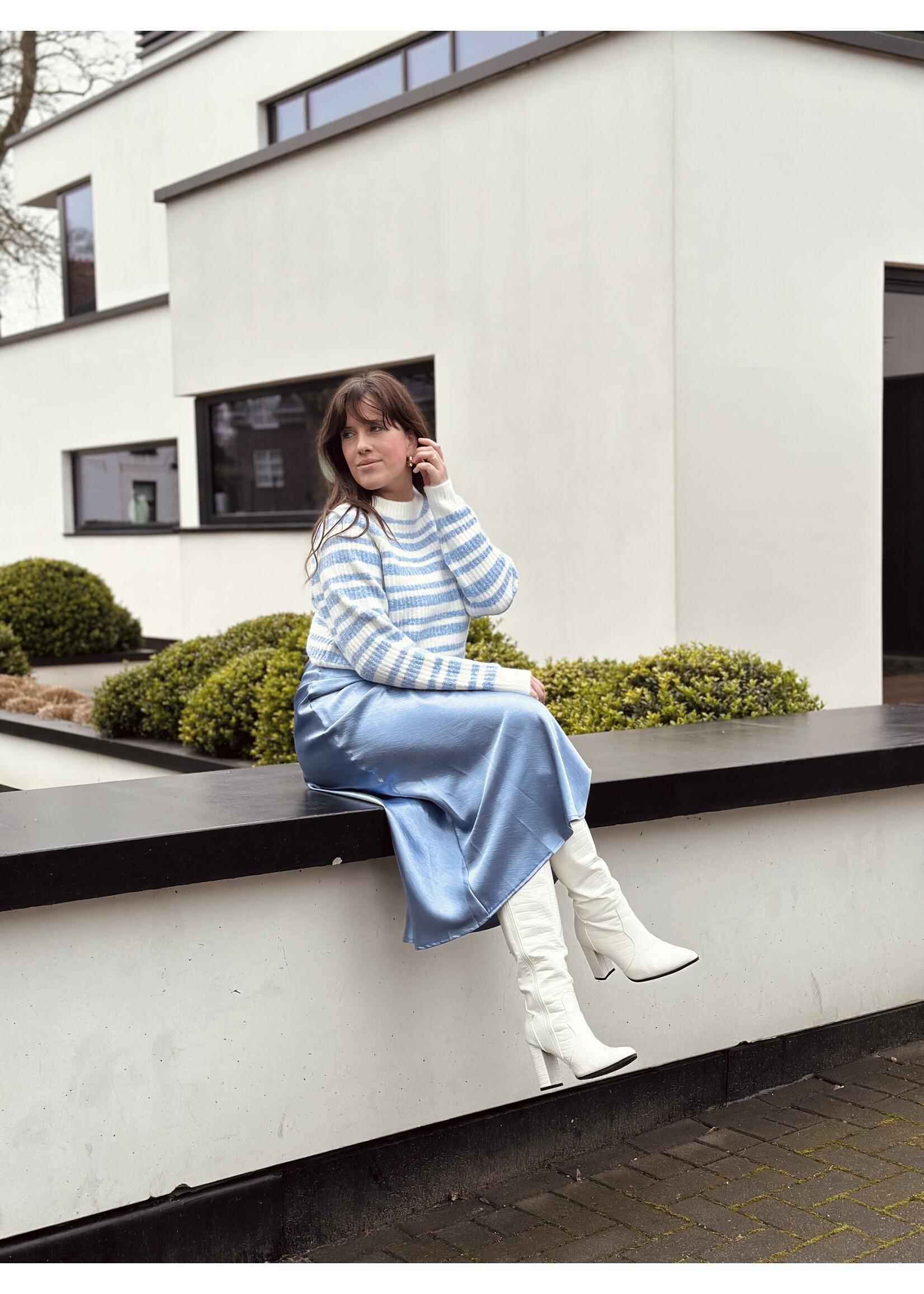 Sisters Point Sisters point Annenel long satin skirt light blue