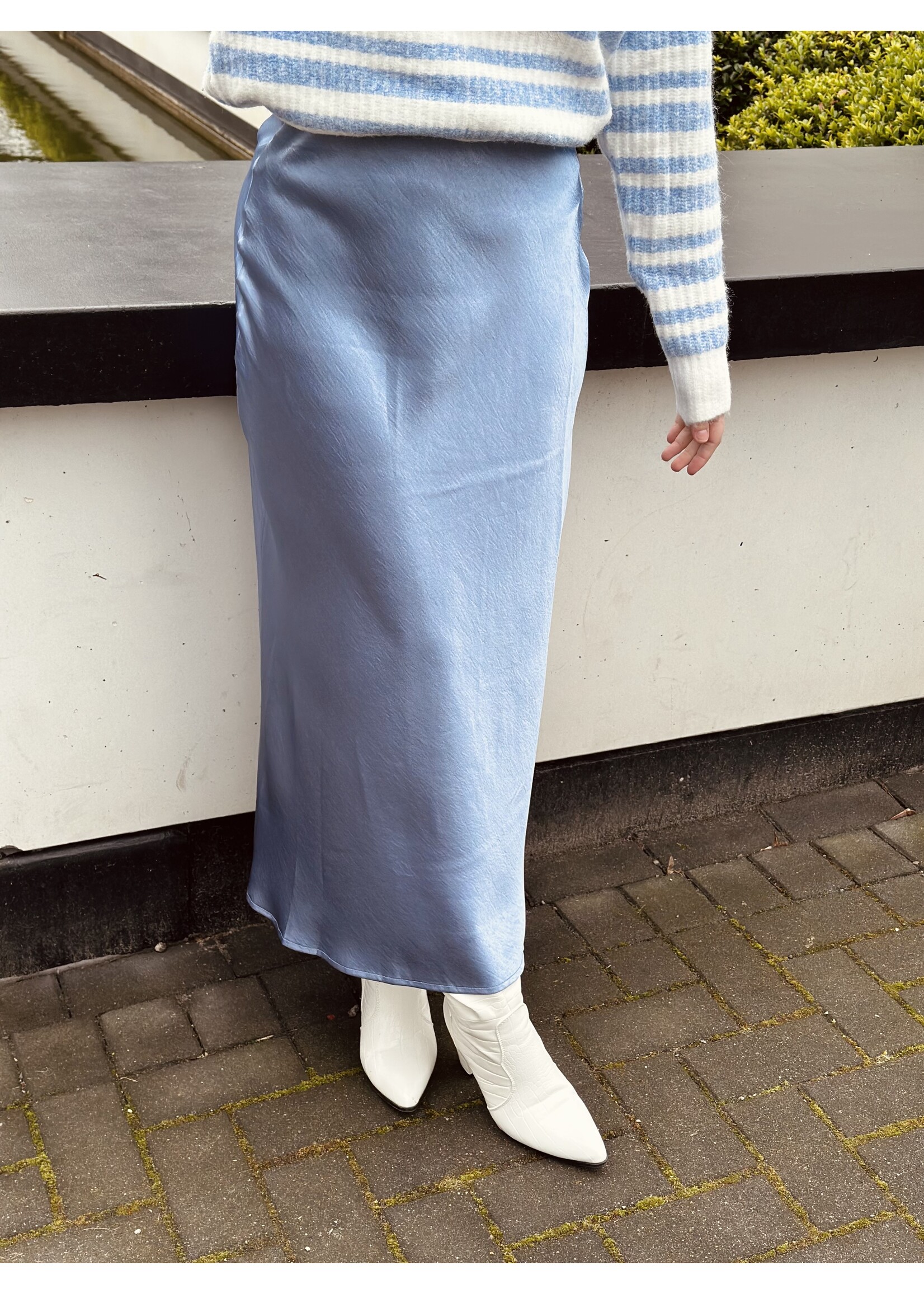 Sisters Point Sisters point Annenel long satin skirt light blue