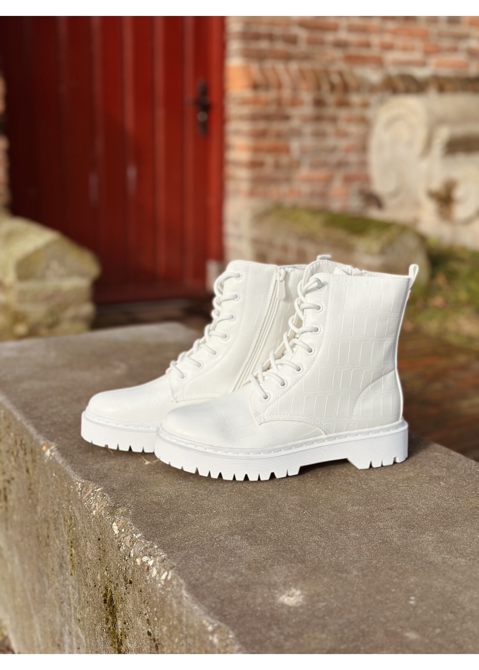Larrissa boots white