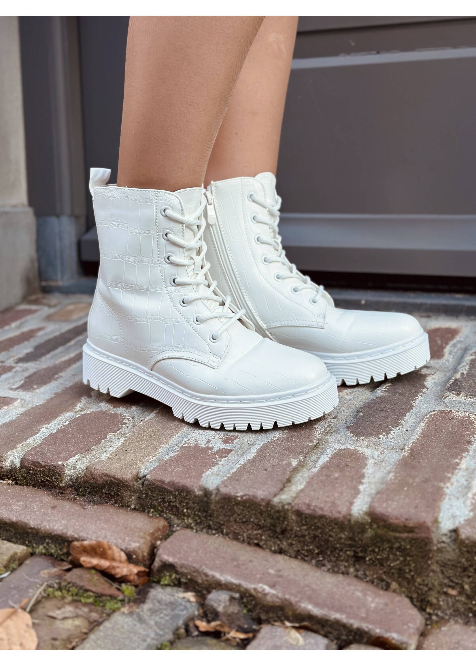 Larrissa boots white