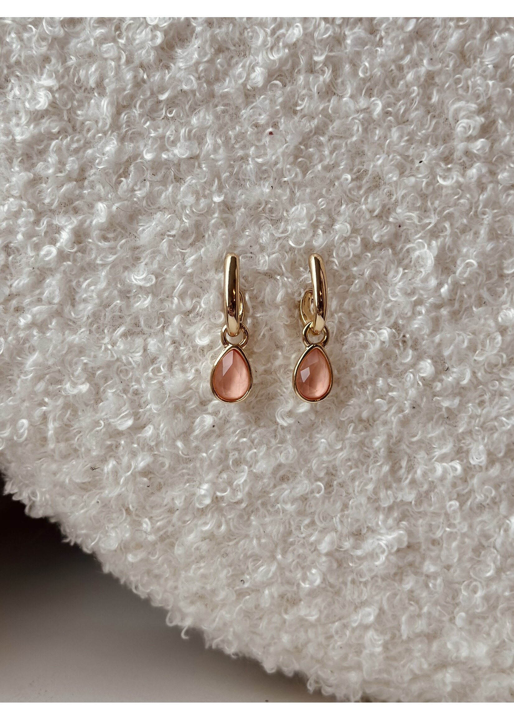 Oorbellen goudkleurig hangertje zalmroze 2517