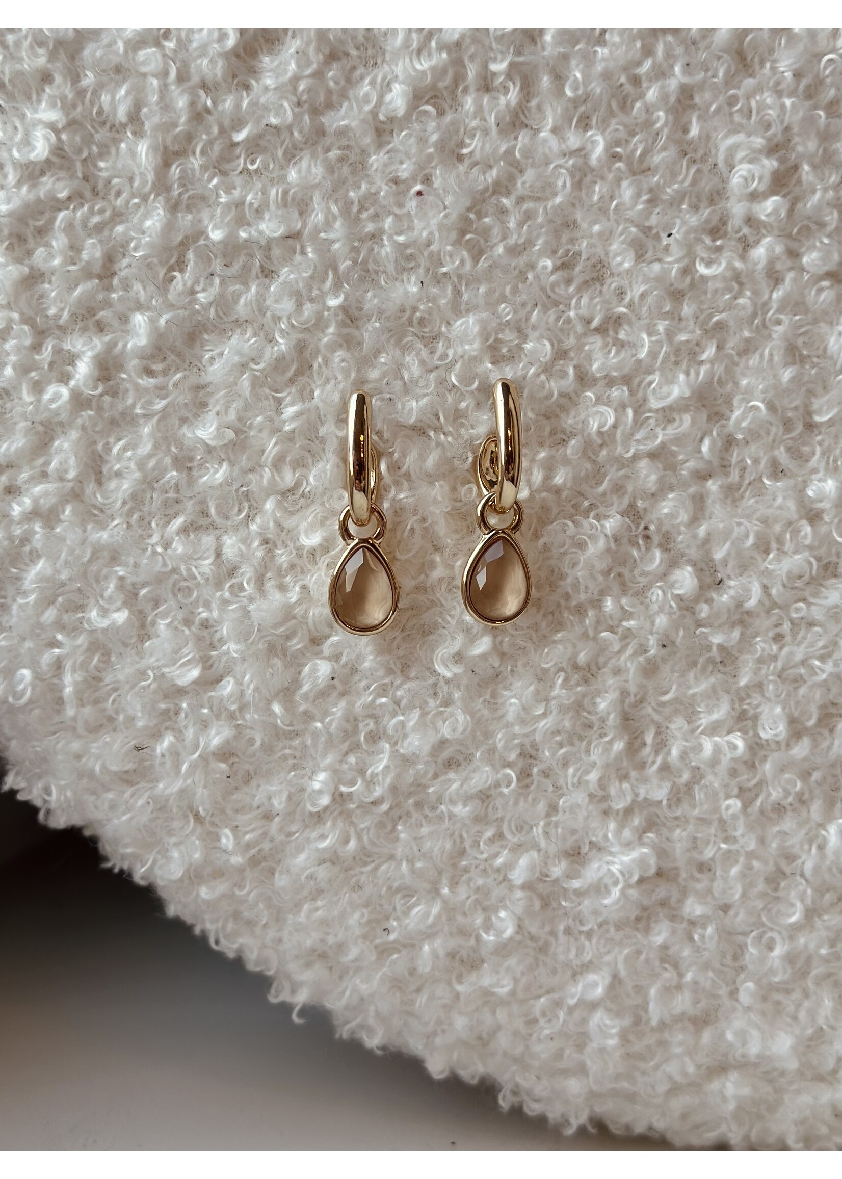 Oorbellen goudkleurig hangertje beige 2522