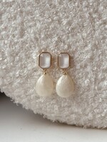 Oorbellen goudkleurig parelmoer offwhite 5301