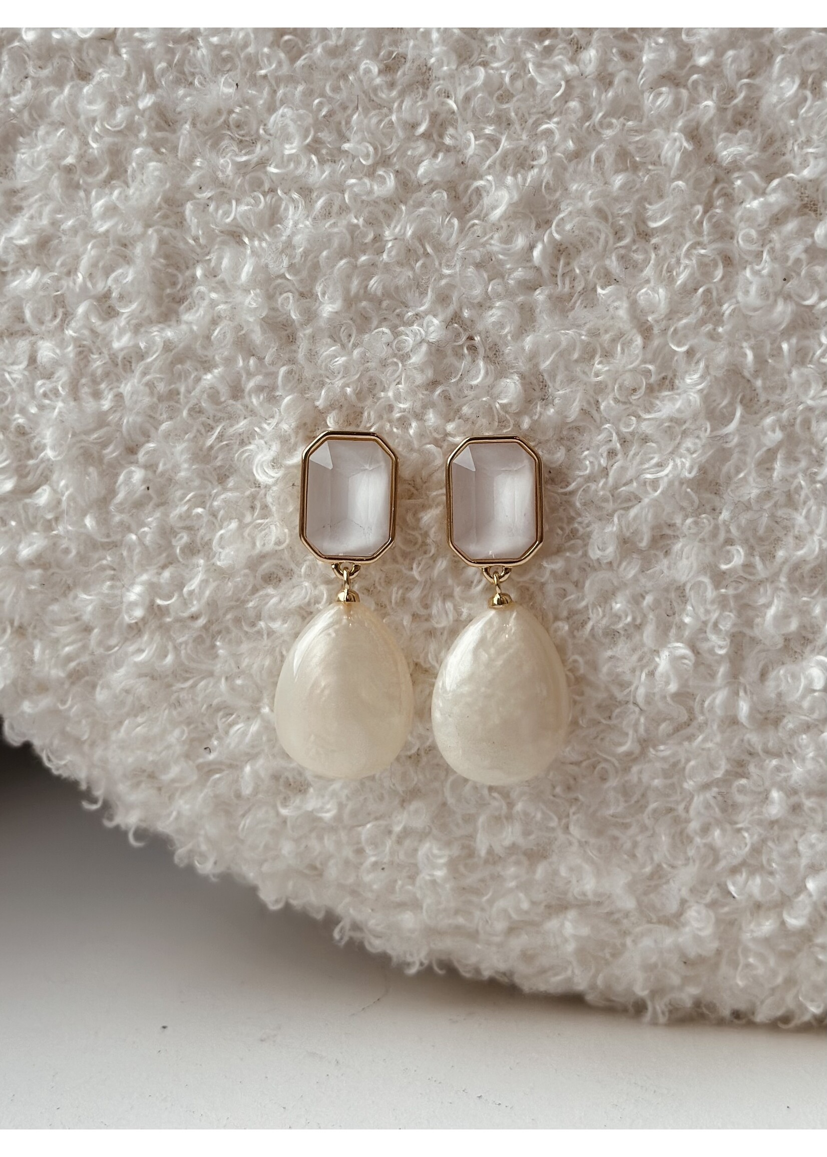 Oorbellen goudkleurig parelmoer offwhite 5301