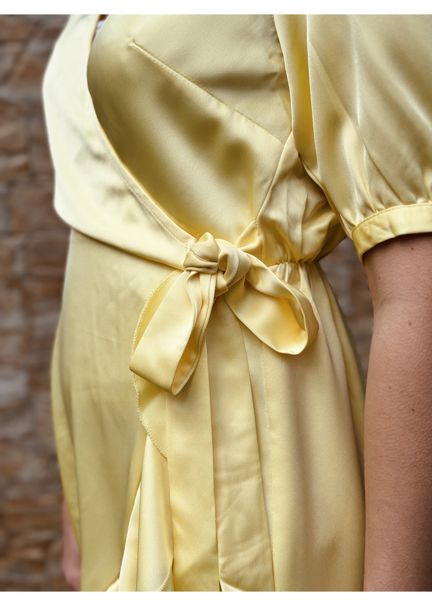 Sisters Point Sisters Point Petra satin dress yellow