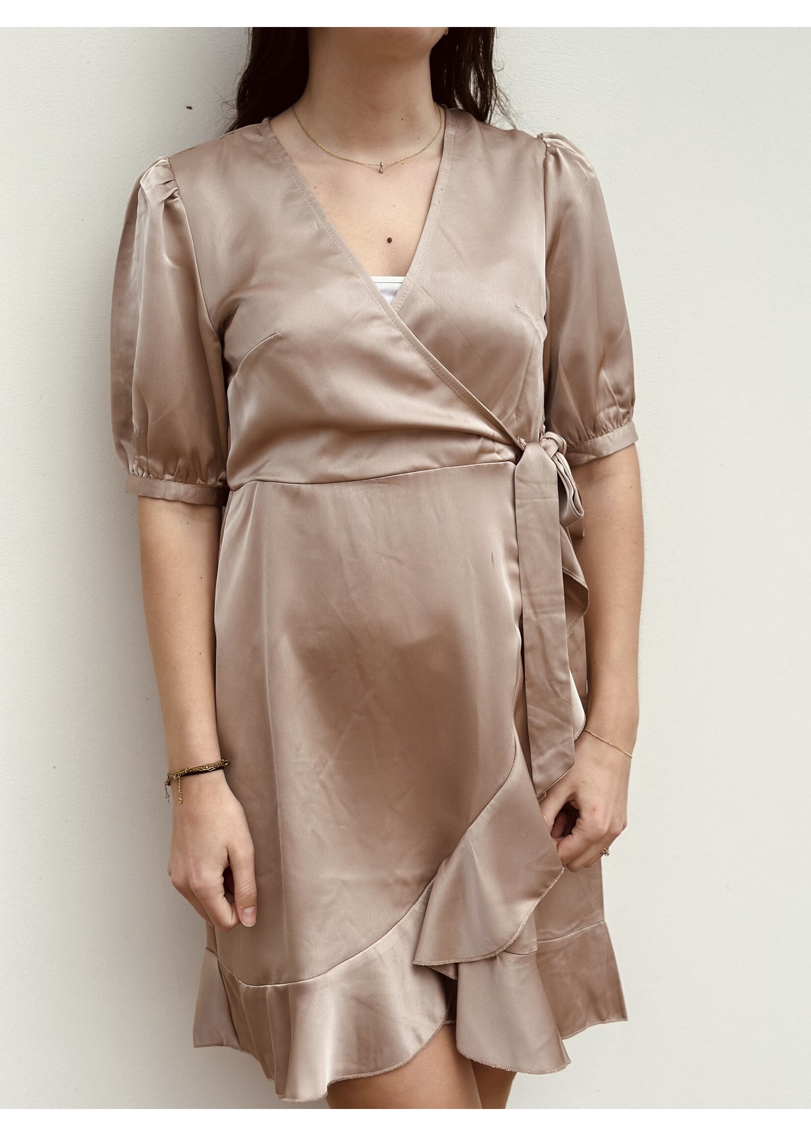 Sisters Point Sisters Point Petra satin dress champagne