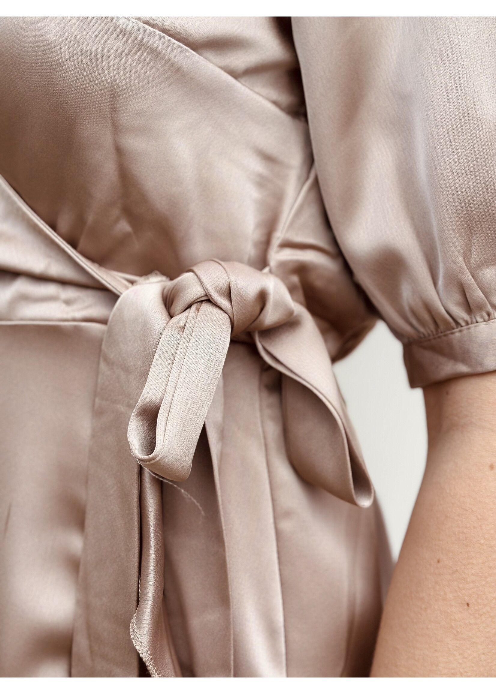 Sisters Point Sisters Point Petra satin dress champagne