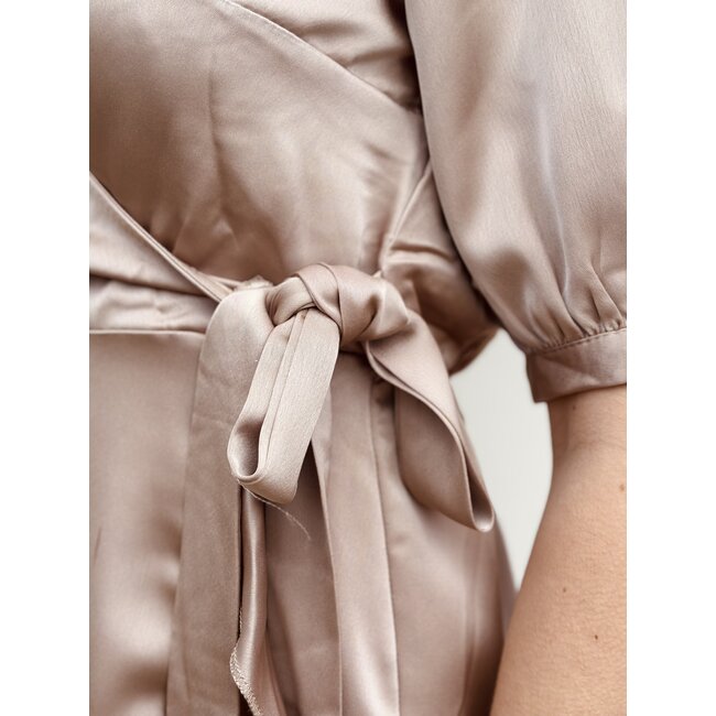 Sisters Point Sisters Point Petra satin dress champagne