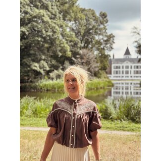 Arina blouse brown broderie print