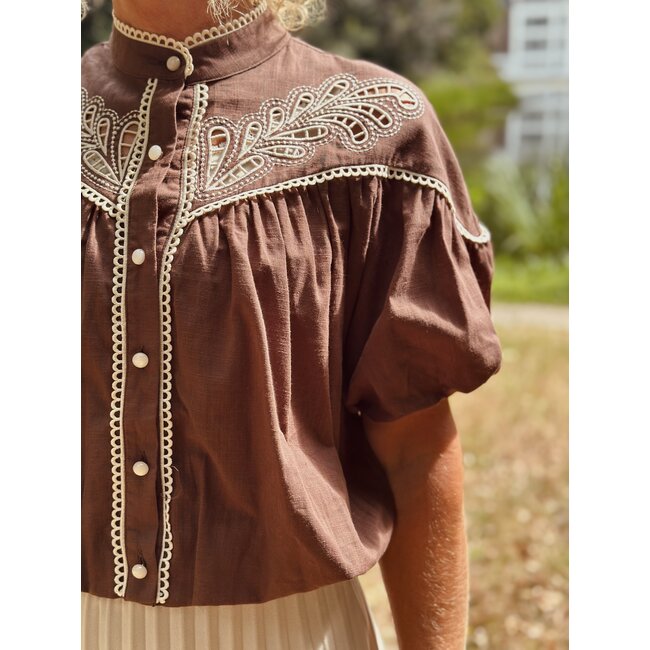 Arina blouse brown broderie print