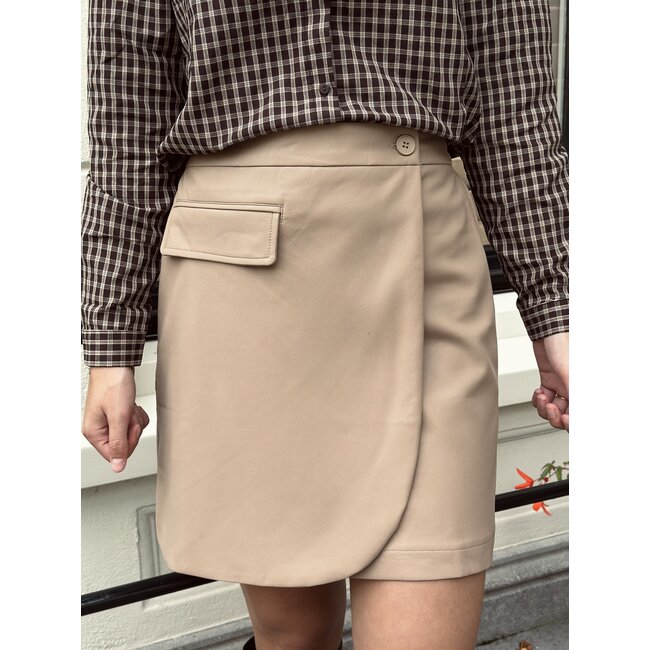 Hermiene leather look skirt camel