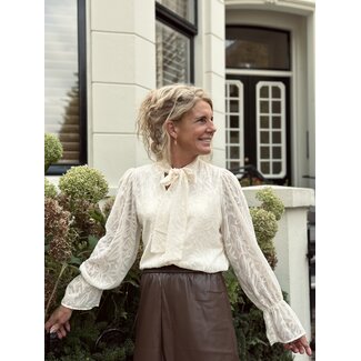 Lofty Manner Lofty Manner Jett blouse ecru bow tie