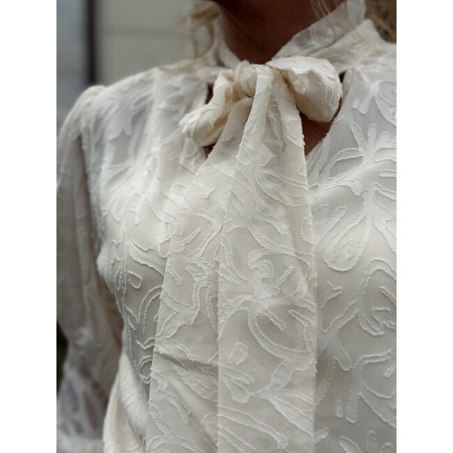 Lofty Manner Lofty Manner Jett blouse ecru bow tie